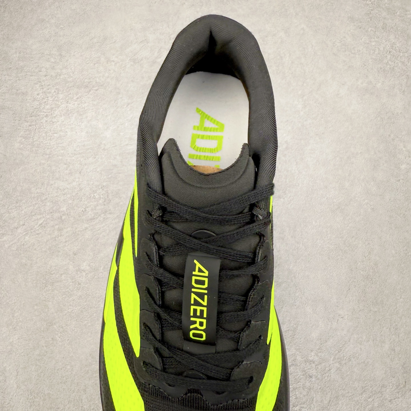 图片[5]-AD Adizero EVO SL 马拉松竞速专业跑鞋 JR3420 CELERMESH针织网面非常轻薄 纤维间的缝隙很大 可以保证跑步时的透气、排汗效果 鞋舌直接与两侧的内衬和鞋底连接在一起 在跑步过程中不会被鞋舌的左右移动所困扰 在标准鞋带孔的基础上再拓宽一组鞋带孔 适合不同脚型的需求 突破性 EnergyRods 技术，有助于跑者实现更好的成绩 中底独特的LIGHTSTRIKE PRO泡棉材质 微弹感觉在跑步过程中给予了良好的支撑体验 对于顶级精英和高水平进阶跑者来说 ADIOS PRO是一双值得信赖的竞速比赛用鞋 尺码：36 36.5 37.5 38 38.5 39 40 40.5 41 42 42.5 43 44 44.5 45-选品中心