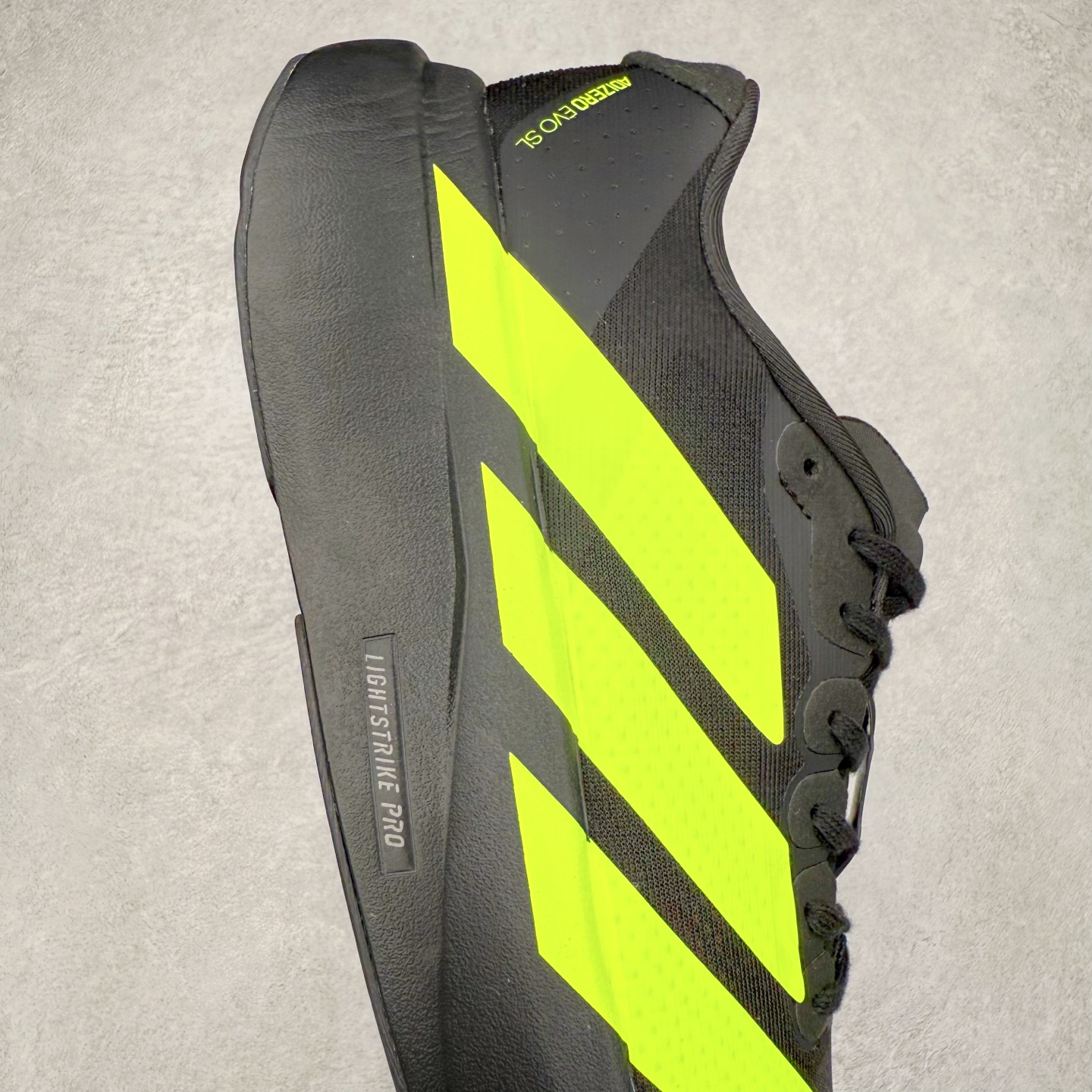 图片[6]-AD Adizero EVO SL 马拉松竞速专业跑鞋 JR3420 CELERMESH针织网面非常轻薄 纤维间的缝隙很大 可以保证跑步时的透气、排汗效果 鞋舌直接与两侧的内衬和鞋底连接在一起 在跑步过程中不会被鞋舌的左右移动所困扰 在标准鞋带孔的基础上再拓宽一组鞋带孔 适合不同脚型的需求 突破性 EnergyRods 技术，有助于跑者实现更好的成绩 中底独特的LIGHTSTRIKE PRO泡棉材质 微弹感觉在跑步过程中给予了良好的支撑体验 对于顶级精英和高水平进阶跑者来说 ADIOS PRO是一双值得信赖的竞速比赛用鞋 尺码：36 36.5 37.5 38 38.5 39 40 40.5 41 42 42.5 43 44 44.5 45-选品中心