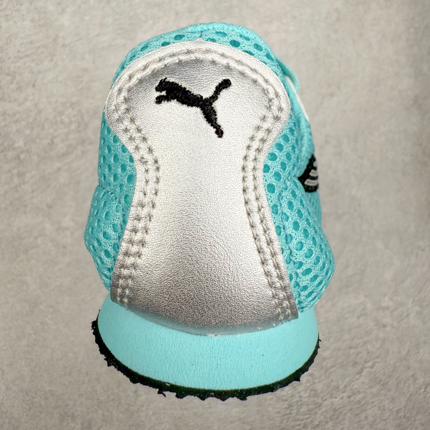 图片[8]-＃TG特价福利 PUMA Speedca OG 彪马极速赛车系列低帮德训风拼接复古百搭休闲运动赛车鞋 鞋款从80、90年代赛车手所穿的防火赛车鞋为原型，鞋身线条模仿了赛车的流线廓形，体现了空气动力学原理的结构。简约流畅的外观，恰好又和贯穿其中的Formstrip Logo融合恰到好处，视觉上细节丰富且协调。本次Speedcat OG鞋款归来，最大看点自然式保留了窄版鞋型以及薄底构造。这两年各品牌鞋底越做越厚，Speedcat反其道而行之，上脚几乎无鞋底的效果带来耳目一新的视觉体验。鞋面依旧是以质感细腻的麂皮材质打造，并且大面积近乎全包裹的使用，复古味道也愈发浓烈。配色上更是将最原始的黑色和红色带回，向F1赛车队的标志性队服致敬。相信让各位一眼种草的更多是出挑的大红色，上脚即可瞬间点亮整体造型，在以球鞋为核心的OOTD中脱颖而出。而另一款黑色则是低调的万金油，彰显新潮个性的同时又不喧宾夺主，也是热爱简约系穿搭朋友的首选。 尺码：35.5 36 37 37.5 38 38.5 39 40 40.5 41 42 42.5 43 44 44.5 45-选品中心