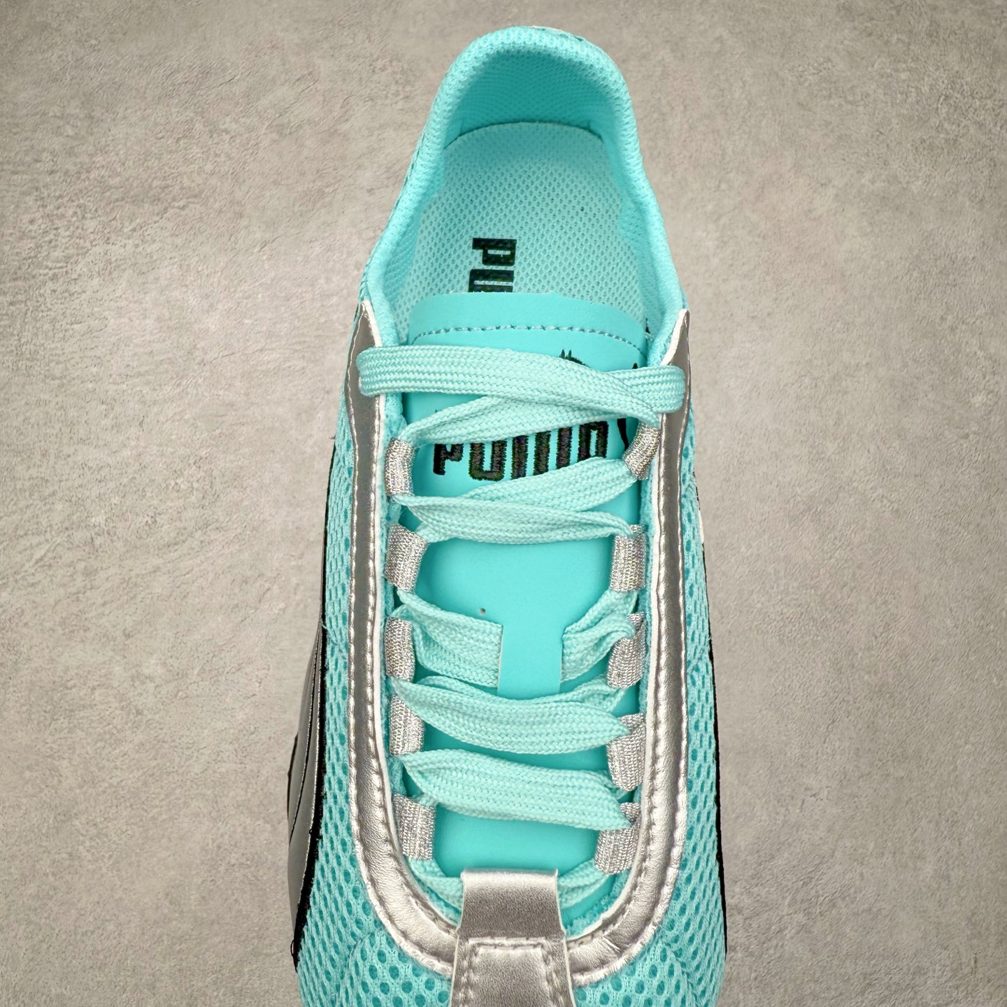 图片[5]-＃TG特价福利 PUMA Speedca OG 彪马极速赛车系列低帮德训风拼接复古百搭休闲运动赛车鞋 鞋款从80、90年代赛车手所穿的防火赛车鞋为原型，鞋身线条模仿了赛车的流线廓形，体现了空气动力学原理的结构。简约流畅的外观，恰好又和贯穿其中的Formstrip Logo融合恰到好处，视觉上细节丰富且协调。本次Speedcat OG鞋款归来，最大看点自然式保留了窄版鞋型以及薄底构造。这两年各品牌鞋底越做越厚，Speedcat反其道而行之，上脚几乎无鞋底的效果带来耳目一新的视觉体验。鞋面依旧是以质感细腻的麂皮材质打造，并且大面积近乎全包裹的使用，复古味道也愈发浓烈。配色上更是将最原始的黑色和红色带回，向F1赛车队的标志性队服致敬。相信让各位一眼种草的更多是出挑的大红色，上脚即可瞬间点亮整体造型，在以球鞋为核心的OOTD中脱颖而出。而另一款黑色则是低调的万金油，彰显新潮个性的同时又不喧宾夺主，也是热爱简约系穿搭朋友的首选。 尺码：35.5 36 37 37.5 38 38.5 39 40 40.5 41 42 42.5 43 44 44.5 45-选品中心