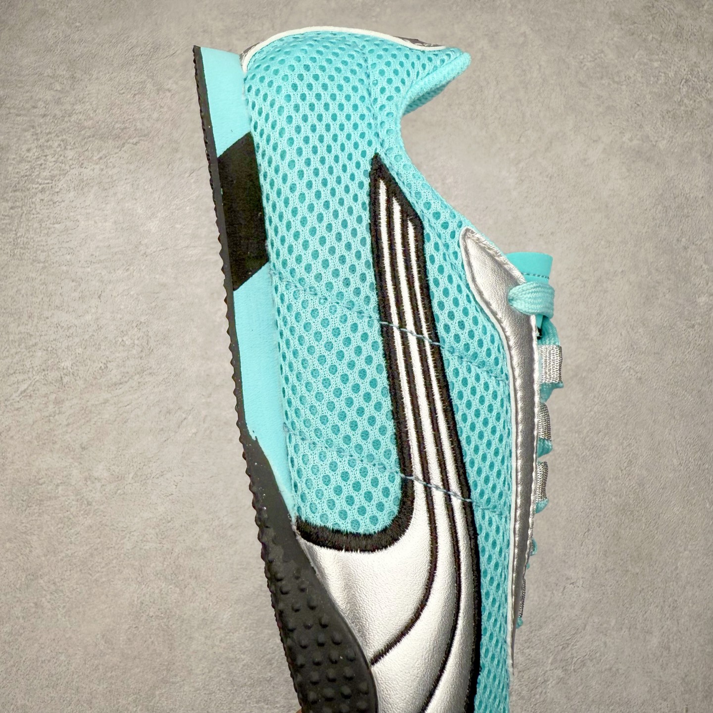 图片[6]-＃TG特价福利 PUMA Speedca OG 彪马极速赛车系列低帮德训风拼接复古百搭休闲运动赛车鞋 鞋款从80、90年代赛车手所穿的防火赛车鞋为原型，鞋身线条模仿了赛车的流线廓形，体现了空气动力学原理的结构。简约流畅的外观，恰好又和贯穿其中的Formstrip Logo融合恰到好处，视觉上细节丰富且协调。本次Speedcat OG鞋款归来，最大看点自然式保留了窄版鞋型以及薄底构造。这两年各品牌鞋底越做越厚，Speedcat反其道而行之，上脚几乎无鞋底的效果带来耳目一新的视觉体验。鞋面依旧是以质感细腻的麂皮材质打造，并且大面积近乎全包裹的使用，复古味道也愈发浓烈。配色上更是将最原始的黑色和红色带回，向F1赛车队的标志性队服致敬。相信让各位一眼种草的更多是出挑的大红色，上脚即可瞬间点亮整体造型，在以球鞋为核心的OOTD中脱颖而出。而另一款黑色则是低调的万金油，彰显新潮个性的同时又不喧宾夺主，也是热爱简约系穿搭朋友的首选。 尺码：35.5 36 37 37.5 38 38.5 39 40 40.5 41 42 42.5 43 44 44.5 45-选品中心