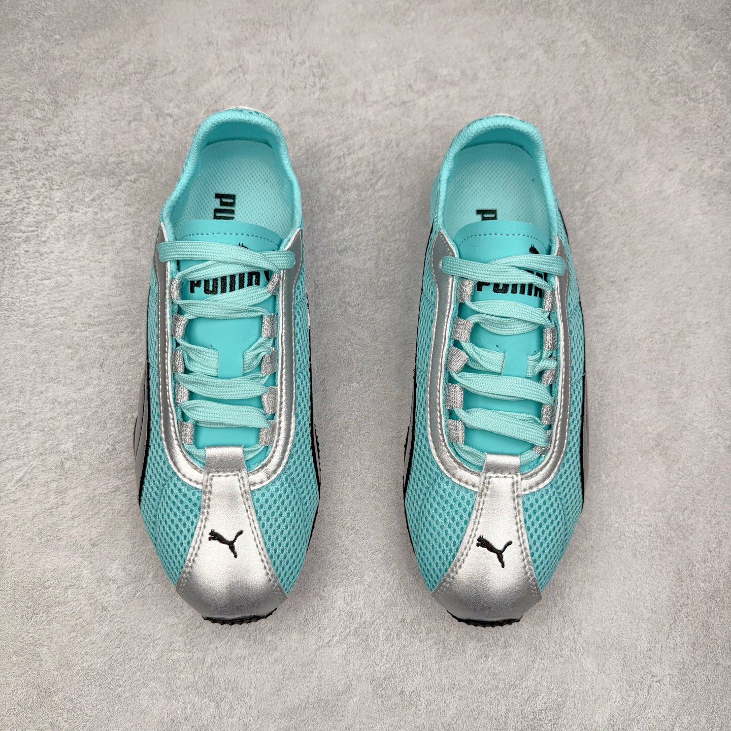 图片[2]-＃TG特价福利 PUMA Speedca OG 彪马极速赛车系列低帮德训风拼接复古百搭休闲运动赛车鞋 鞋款从80、90年代赛车手所穿的防火赛车鞋为原型，鞋身线条模仿了赛车的流线廓形，体现了空气动力学原理的结构。简约流畅的外观，恰好又和贯穿其中的Formstrip Logo融合恰到好处，视觉上细节丰富且协调。本次Speedcat OG鞋款归来，最大看点自然式保留了窄版鞋型以及薄底构造。这两年各品牌鞋底越做越厚，Speedcat反其道而行之，上脚几乎无鞋底的效果带来耳目一新的视觉体验。鞋面依旧是以质感细腻的麂皮材质打造，并且大面积近乎全包裹的使用，复古味道也愈发浓烈。配色上更是将最原始的黑色和红色带回，向F1赛车队的标志性队服致敬。相信让各位一眼种草的更多是出挑的大红色，上脚即可瞬间点亮整体造型，在以球鞋为核心的OOTD中脱颖而出。而另一款黑色则是低调的万金油，彰显新潮个性的同时又不喧宾夺主，也是热爱简约系穿搭朋友的首选。 尺码：35.5 36 37 37.5 38 38.5 39 40 40.5 41 42 42.5 43 44 44.5 45-选品中心