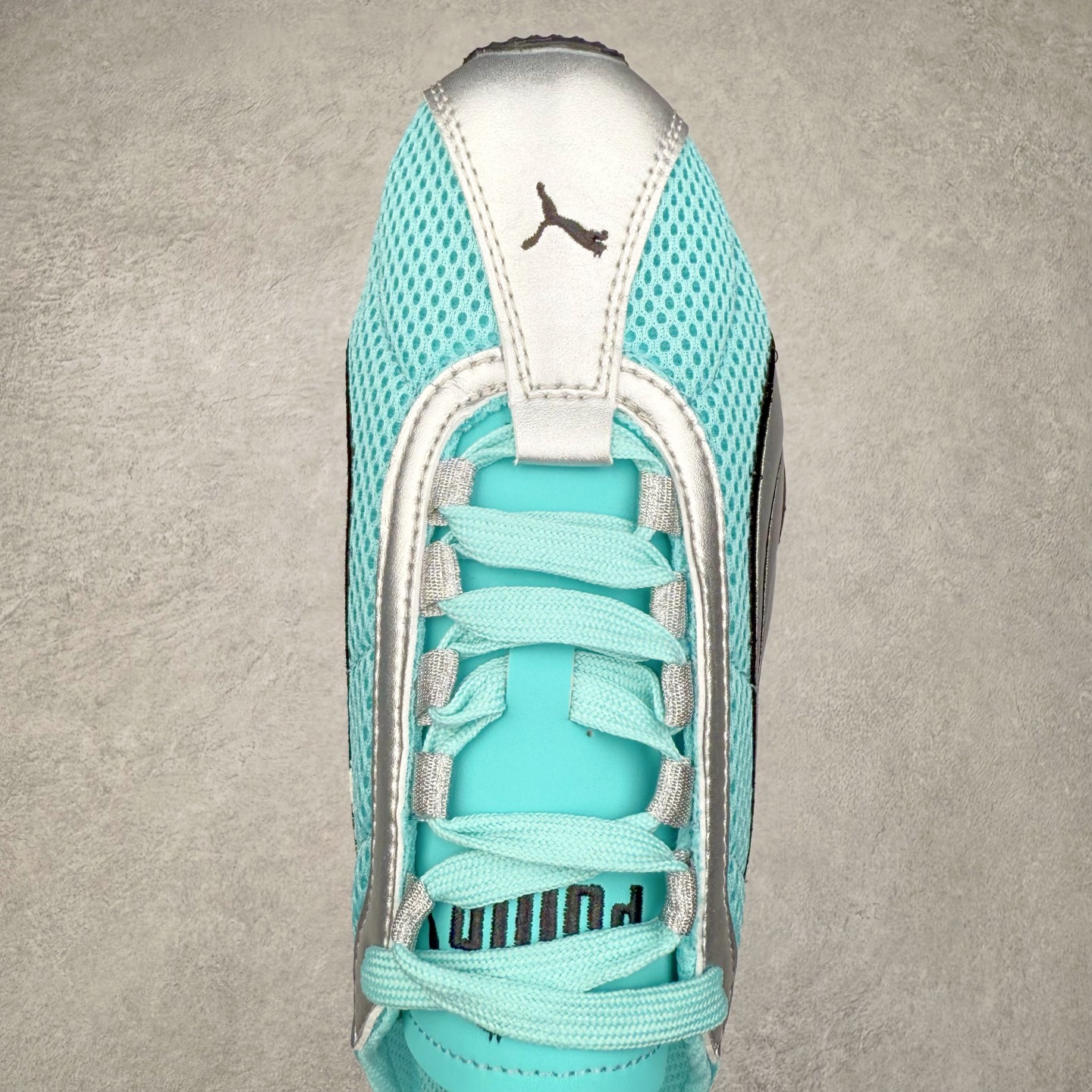 图片[4]-＃TG特价福利 PUMA Speedca OG 彪马极速赛车系列低帮德训风拼接复古百搭休闲运动赛车鞋 鞋款从80、90年代赛车手所穿的防火赛车鞋为原型，鞋身线条模仿了赛车的流线廓形，体现了空气动力学原理的结构。简约流畅的外观，恰好又和贯穿其中的Formstrip Logo融合恰到好处，视觉上细节丰富且协调。本次Speedcat OG鞋款归来，最大看点自然式保留了窄版鞋型以及薄底构造。这两年各品牌鞋底越做越厚，Speedcat反其道而行之，上脚几乎无鞋底的效果带来耳目一新的视觉体验。鞋面依旧是以质感细腻的麂皮材质打造，并且大面积近乎全包裹的使用，复古味道也愈发浓烈。配色上更是将最原始的黑色和红色带回，向F1赛车队的标志性队服致敬。相信让各位一眼种草的更多是出挑的大红色，上脚即可瞬间点亮整体造型，在以球鞋为核心的OOTD中脱颖而出。而另一款黑色则是低调的万金油，彰显新潮个性的同时又不喧宾夺主，也是热爱简约系穿搭朋友的首选。 尺码：35.5 36 37 37.5 38 38.5 39 40 40.5 41 42 42.5 43 44 44.5 45-选品中心