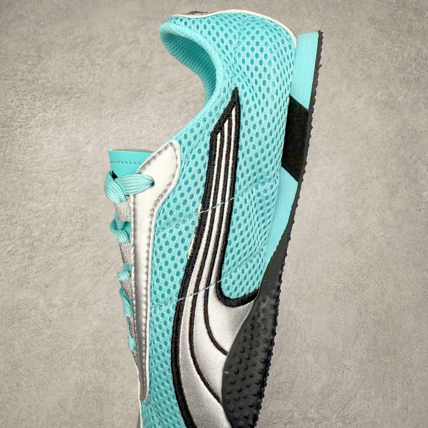 图片[7]-＃TG特价福利 PUMA Speedca OG 彪马极速赛车系列低帮德训风拼接复古百搭休闲运动赛车鞋 鞋款从80、90年代赛车手所穿的防火赛车鞋为原型，鞋身线条模仿了赛车的流线廓形，体现了空气动力学原理的结构。简约流畅的外观，恰好又和贯穿其中的Formstrip Logo融合恰到好处，视觉上细节丰富且协调。本次Speedcat OG鞋款归来，最大看点自然式保留了窄版鞋型以及薄底构造。这两年各品牌鞋底越做越厚，Speedcat反其道而行之，上脚几乎无鞋底的效果带来耳目一新的视觉体验。鞋面依旧是以质感细腻的麂皮材质打造，并且大面积近乎全包裹的使用，复古味道也愈发浓烈。配色上更是将最原始的黑色和红色带回，向F1赛车队的标志性队服致敬。相信让各位一眼种草的更多是出挑的大红色，上脚即可瞬间点亮整体造型，在以球鞋为核心的OOTD中脱颖而出。而另一款黑色则是低调的万金油，彰显新潮个性的同时又不喧宾夺主，也是热爱简约系穿搭朋友的首选。 尺码：35.5 36 37 37.5 38 38.5 39 40 40.5 41 42 42.5 43 44 44.5 45-选品中心