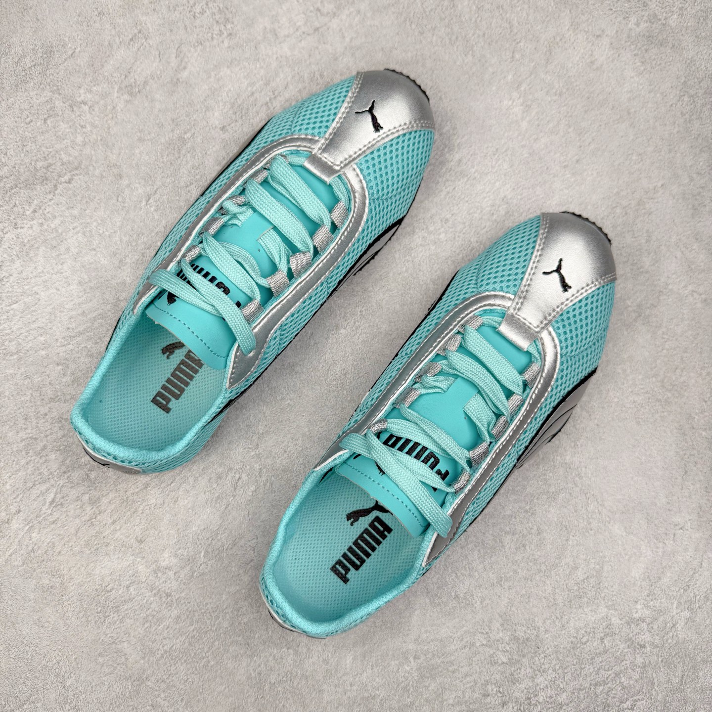 图片[3]-＃TG特价福利 PUMA Speedca OG 彪马极速赛车系列低帮德训风拼接复古百搭休闲运动赛车鞋 鞋款从80、90年代赛车手所穿的防火赛车鞋为原型，鞋身线条模仿了赛车的流线廓形，体现了空气动力学原理的结构。简约流畅的外观，恰好又和贯穿其中的Formstrip Logo融合恰到好处，视觉上细节丰富且协调。本次Speedcat OG鞋款归来，最大看点自然式保留了窄版鞋型以及薄底构造。这两年各品牌鞋底越做越厚，Speedcat反其道而行之，上脚几乎无鞋底的效果带来耳目一新的视觉体验。鞋面依旧是以质感细腻的麂皮材质打造，并且大面积近乎全包裹的使用，复古味道也愈发浓烈。配色上更是将最原始的黑色和红色带回，向F1赛车队的标志性队服致敬。相信让各位一眼种草的更多是出挑的大红色，上脚即可瞬间点亮整体造型，在以球鞋为核心的OOTD中脱颖而出。而另一款黑色则是低调的万金油，彰显新潮个性的同时又不喧宾夺主，也是热爱简约系穿搭朋友的首选。 尺码：35.5 36 37 37.5 38 38.5 39 40 40.5 41 42 42.5 43 44 44.5 45-选品中心