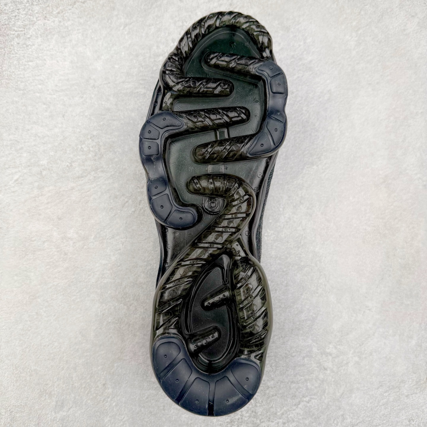 图片[9]-＃纯原福利 NK Air VaporMax 2023 Flyknit FK 2023款大气垫系列低帮针织休闲运动全掌气垫慢跑鞋 DV1678-003 原楦原纸版数据开发 采用全新双层纹路织法Flyknit织法编织鞋面材质 搭载原数据开发全掌Air Max球状透明缓震气垫 外置橡胶外底模块 NK Air VaporMax系列自2017年初问世以来 就凭借着独特的设计和超棒的脚感 成为了时尚潮人和跑步爱好者们的心头好 鞋底前侧加入Mini Swoosh 设计 与鞋身相呼应 鞋面采用 Flyknit 材质制成 可以提供出色包裹性的同时 也有着不错的透气效果 最后黄色气垫收尾 完善整双鞋设计 尺码：36 36.5 37.5 38 38.5 39 40 40.5 41 42 42.5 43 44 44.5 45-选品中心