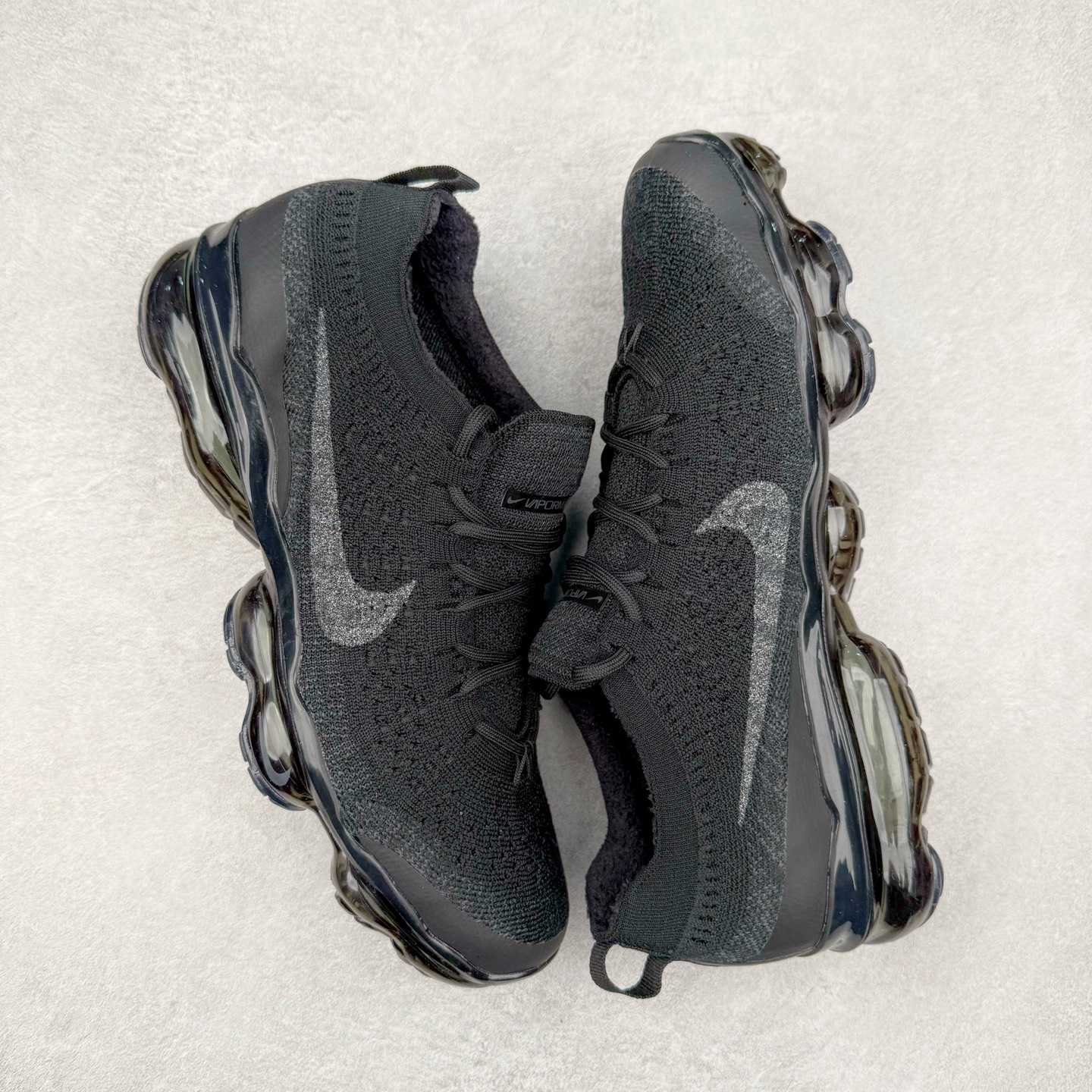 图片[3]-＃纯原福利 NK Air VaporMax 2023 Flyknit FK 2023款大气垫系列低帮针织休闲运动全掌气垫慢跑鞋 DV1678-003 原楦原纸版数据开发 采用全新双层纹路织法Flyknit织法编织鞋面材质 搭载原数据开发全掌Air Max球状透明缓震气垫 外置橡胶外底模块 NK Air VaporMax系列自2017年初问世以来 就凭借着独特的设计和超棒的脚感 成为了时尚潮人和跑步爱好者们的心头好 鞋底前侧加入Mini Swoosh 设计 与鞋身相呼应 鞋面采用 Flyknit 材质制成 可以提供出色包裹性的同时 也有着不错的透气效果 最后黄色气垫收尾 完善整双鞋设计 尺码：36 36.5 37.5 38 38.5 39 40 40.5 41 42 42.5 43 44 44.5 45-选品中心