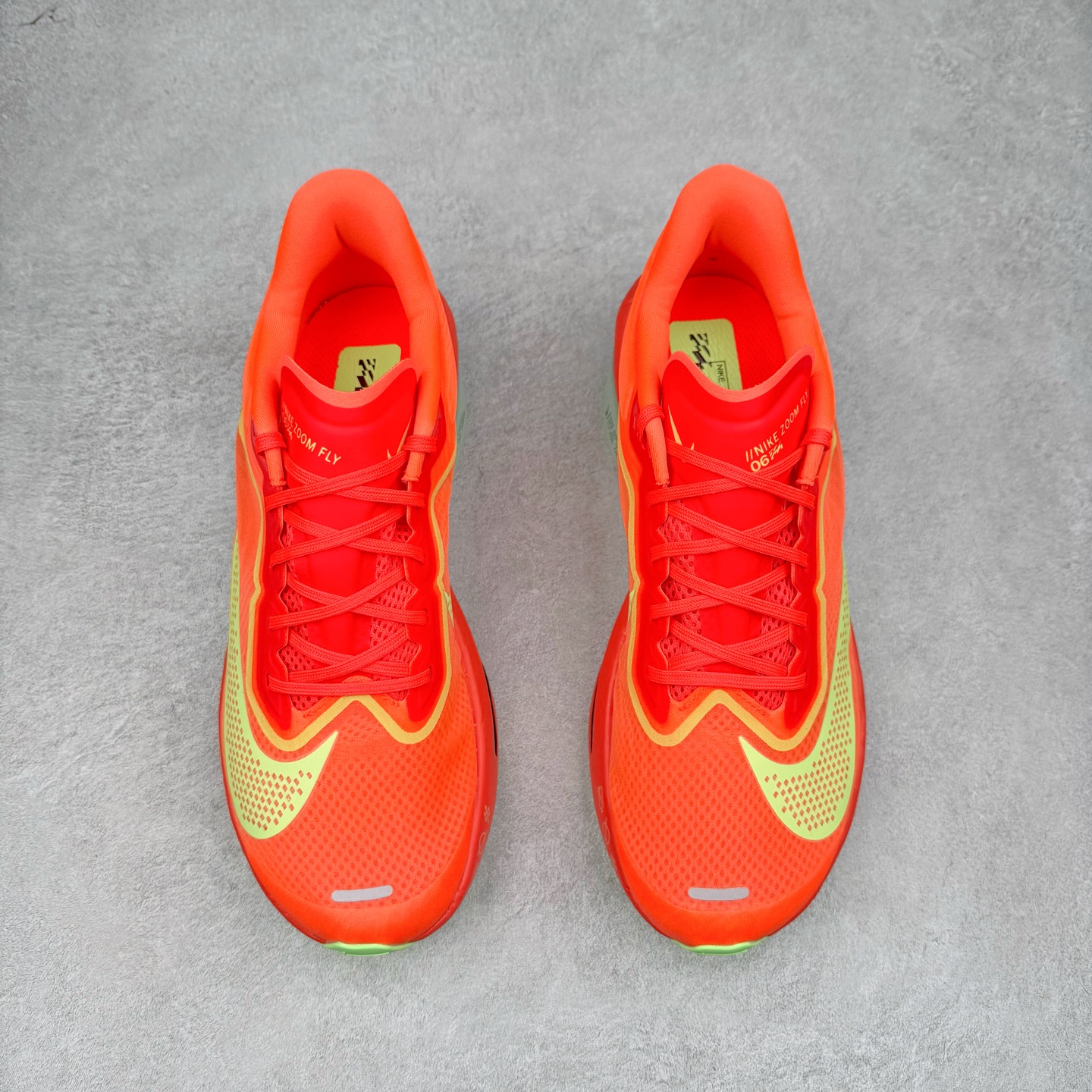 图片[2]-NK ZoomX Invincible Run Flyknit 6 轻量跑鞋 飞织低帮休闲运动慢跑鞋 FN8454-601 此鞋专为短跑运动员而生 是为 5 至 10 公里距离的赛事和训练打造 整体设计采用流线型的轻质工程网眼材质构成鞋面 并与其他 Running 旗舰鞋款同样搭载全脚掌 ZoomX 缓冲中底 搭配 Pebax 物料与橡胶外底 ZoomX StreakFly 首发配色以Prototype呈现 其灵感是来自开发期间的磨损测试 透过编号的标记与内侧的预期跑步距离突出研发过程 尺码：36 36.5 37.5 38 38.5 39 40 40.5 41 42 42.5 43 44 45-选品中心