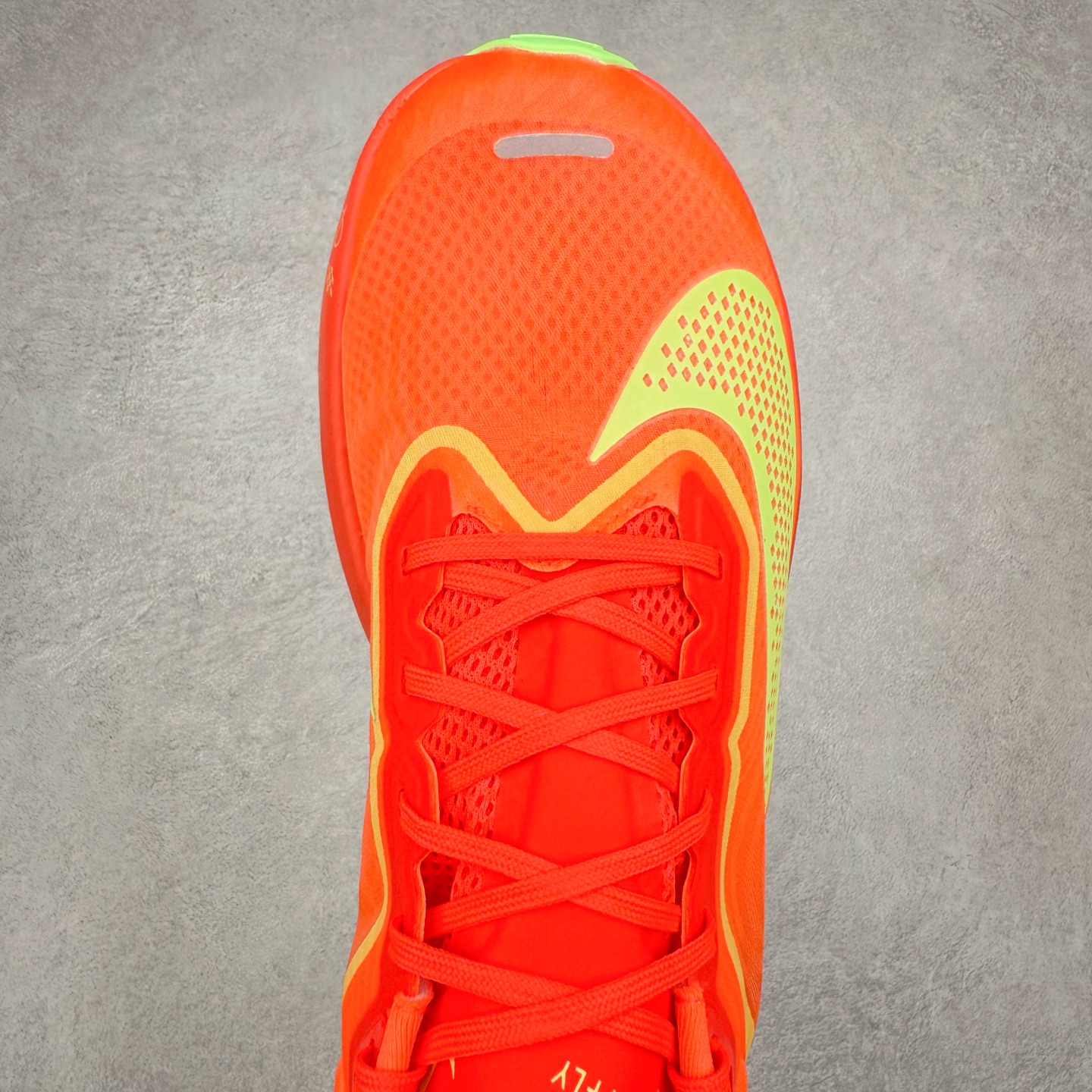 图片[4]-NK ZoomX Invincible Run Flyknit 6 轻量跑鞋 飞织低帮休闲运动慢跑鞋 FN8454-601 此鞋专为短跑运动员而生 是为 5 至 10 公里距离的赛事和训练打造 整体设计采用流线型的轻质工程网眼材质构成鞋面 并与其他 Running 旗舰鞋款同样搭载全脚掌 ZoomX 缓冲中底 搭配 Pebax 物料与橡胶外底 ZoomX StreakFly 首发配色以Prototype呈现 其灵感是来自开发期间的磨损测试 透过编号的标记与内侧的预期跑步距离突出研发过程 尺码：36 36.5 37.5 38 38.5 39 40 40.5 41 42 42.5 43 44 45-选品中心