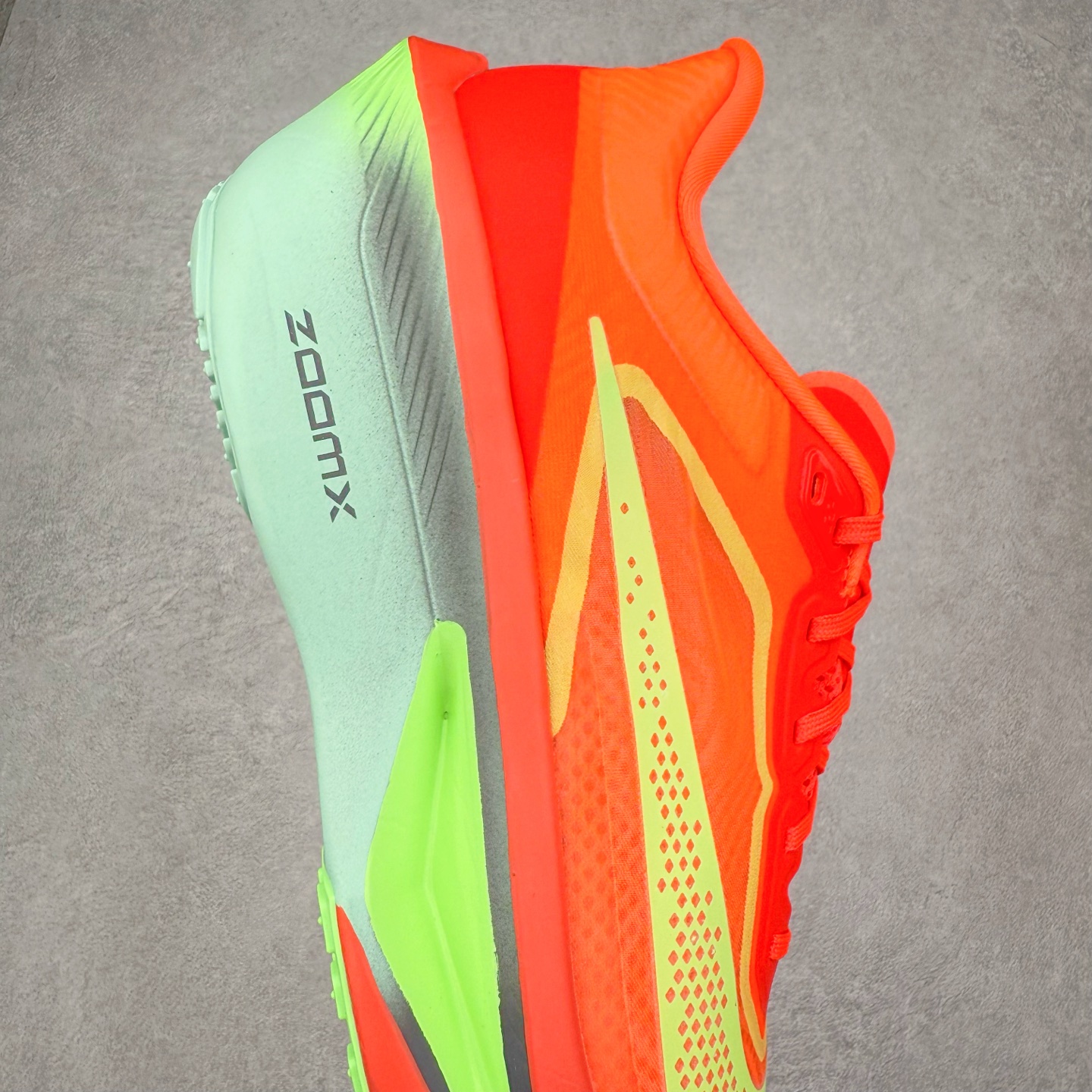 图片[6]-NK ZoomX Invincible Run Flyknit 6 轻量跑鞋 飞织低帮休闲运动慢跑鞋 FN8454-601 此鞋专为短跑运动员而生 是为 5 至 10 公里距离的赛事和训练打造 整体设计采用流线型的轻质工程网眼材质构成鞋面 并与其他 Running 旗舰鞋款同样搭载全脚掌 ZoomX 缓冲中底 搭配 Pebax 物料与橡胶外底 ZoomX StreakFly 首发配色以Prototype呈现 其灵感是来自开发期间的磨损测试 透过编号的标记与内侧的预期跑步距离突出研发过程 尺码：36 36.5 37.5 38 38.5 39 40 40.5 41 42 42.5 43 44 45-选品中心