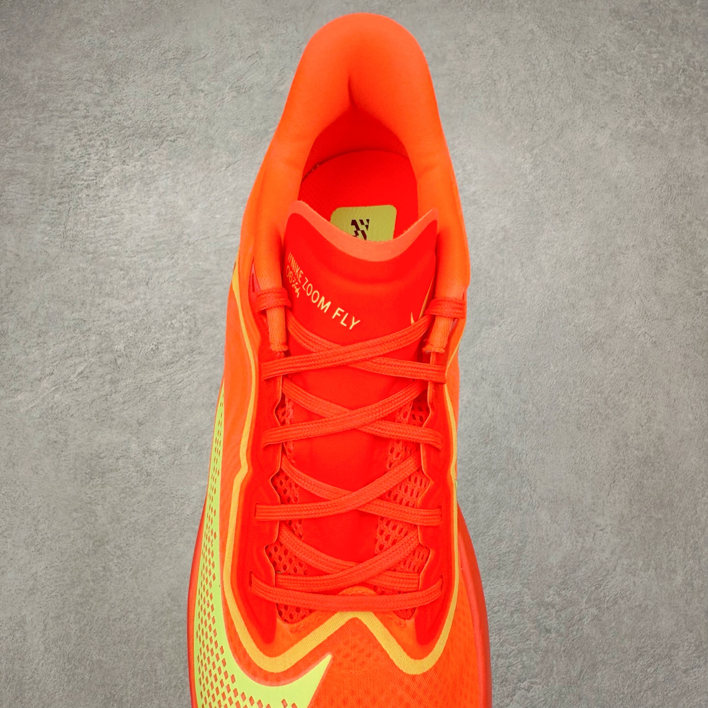 图片[5]-NK ZoomX Invincible Run Flyknit 6 轻量跑鞋 飞织低帮休闲运动慢跑鞋 FN8454-601 此鞋专为短跑运动员而生 是为 5 至 10 公里距离的赛事和训练打造 整体设计采用流线型的轻质工程网眼材质构成鞋面 并与其他 Running 旗舰鞋款同样搭载全脚掌 ZoomX 缓冲中底 搭配 Pebax 物料与橡胶外底 ZoomX StreakFly 首发配色以Prototype呈现 其灵感是来自开发期间的磨损测试 透过编号的标记与内侧的预期跑步距离突出研发过程 尺码：36 36.5 37.5 38 38.5 39 40 40.5 41 42 42.5 43 44 45-选品中心