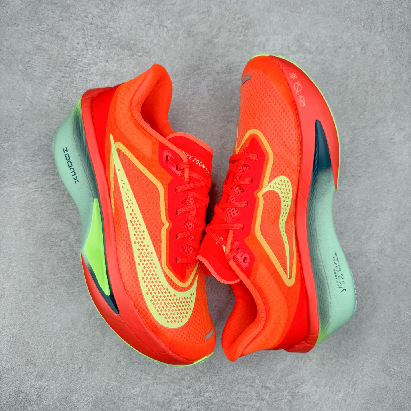 图片[3]-NK ZoomX Invincible Run Flyknit 6 轻量跑鞋 飞织低帮休闲运动慢跑鞋 FN8454-601 此鞋专为短跑运动员而生 是为 5 至 10 公里距离的赛事和训练打造 整体设计采用流线型的轻质工程网眼材质构成鞋面 并与其他 Running 旗舰鞋款同样搭载全脚掌 ZoomX 缓冲中底 搭配 Pebax 物料与橡胶外底 ZoomX StreakFly 首发配色以Prototype呈现 其灵感是来自开发期间的磨损测试 透过编号的标记与内侧的预期跑步距离突出研发过程 尺码：36 36.5 37.5 38 38.5 39 40 40.5 41 42 42.5 43 44 45-选品中心