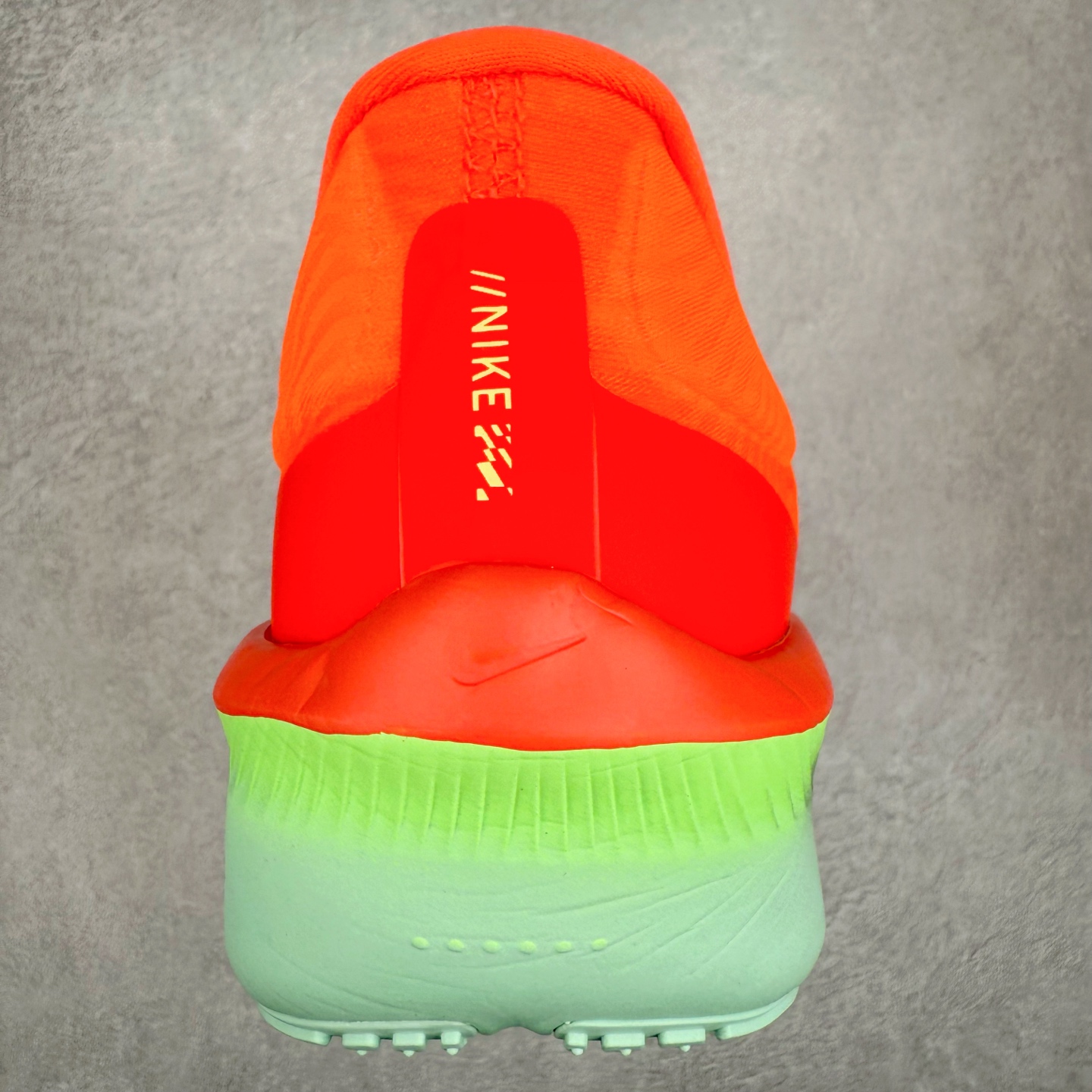 图片[8]-NK ZoomX Invincible Run Flyknit 6 轻量跑鞋 飞织低帮休闲运动慢跑鞋 FN8454-601 此鞋专为短跑运动员而生 是为 5 至 10 公里距离的赛事和训练打造 整体设计采用流线型的轻质工程网眼材质构成鞋面 并与其他 Running 旗舰鞋款同样搭载全脚掌 ZoomX 缓冲中底 搭配 Pebax 物料与橡胶外底 ZoomX StreakFly 首发配色以Prototype呈现 其灵感是来自开发期间的磨损测试 透过编号的标记与内侧的预期跑步距离突出研发过程 尺码：36 36.5 37.5 38 38.5 39 40 40.5 41 42 42.5 43 44 45-选品中心