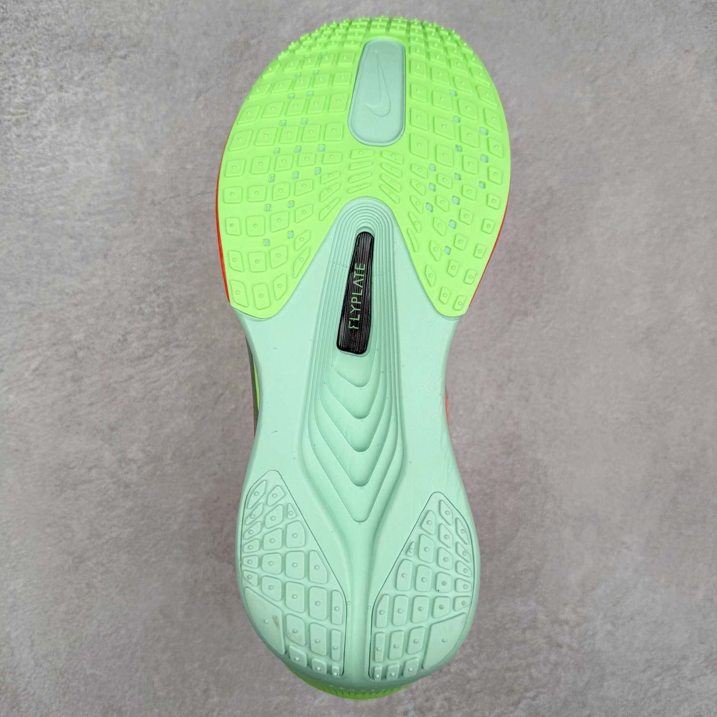 图片[9]-NK ZoomX Invincible Run Flyknit 6 轻量跑鞋 飞织低帮休闲运动慢跑鞋 FN8454-601 此鞋专为短跑运动员而生 是为 5 至 10 公里距离的赛事和训练打造 整体设计采用流线型的轻质工程网眼材质构成鞋面 并与其他 Running 旗舰鞋款同样搭载全脚掌 ZoomX 缓冲中底 搭配 Pebax 物料与橡胶外底 ZoomX StreakFly 首发配色以Prototype呈现 其灵感是来自开发期间的磨损测试 透过编号的标记与内侧的预期跑步距离突出研发过程 尺码：36 36.5 37.5 38 38.5 39 40 40.5 41 42 42.5 43 44 45-选品中心