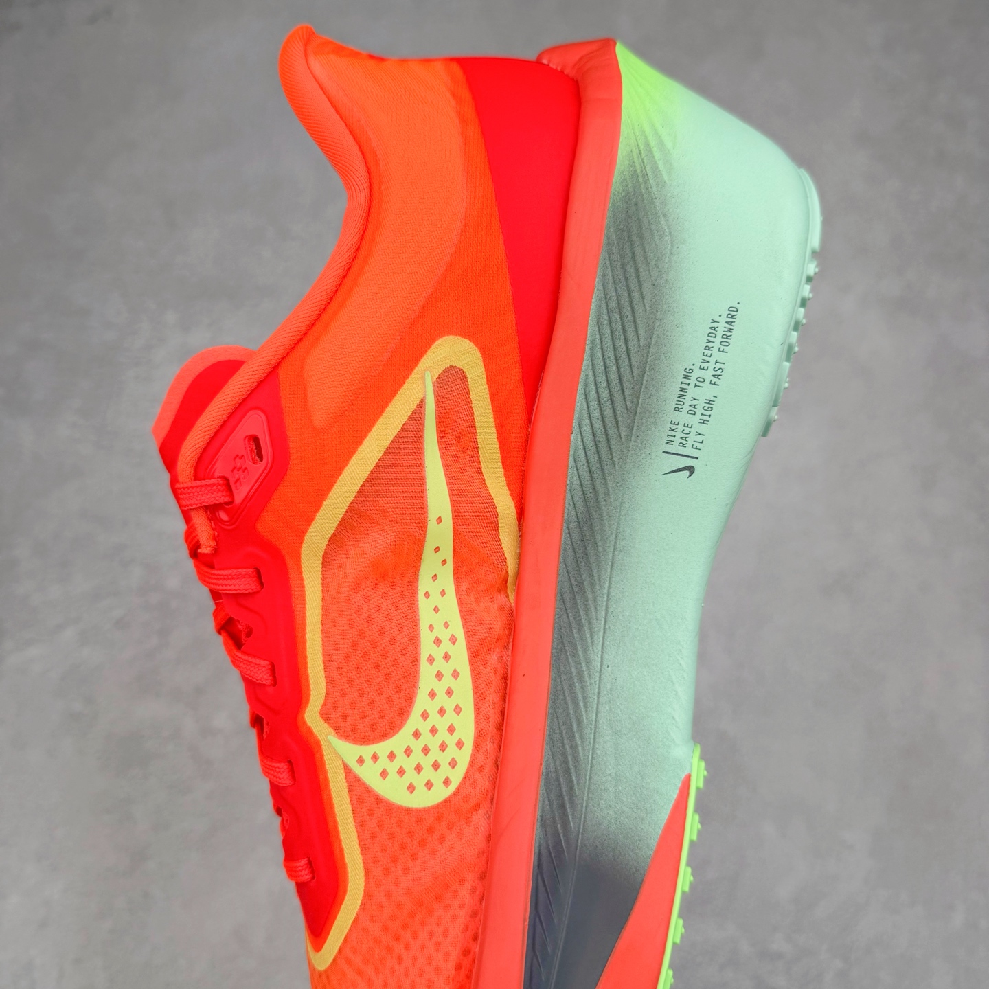 图片[7]-NK ZoomX Invincible Run Flyknit 6 轻量跑鞋 飞织低帮休闲运动慢跑鞋 FN8454-601 此鞋专为短跑运动员而生 是为 5 至 10 公里距离的赛事和训练打造 整体设计采用流线型的轻质工程网眼材质构成鞋面 并与其他 Running 旗舰鞋款同样搭载全脚掌 ZoomX 缓冲中底 搭配 Pebax 物料与橡胶外底 ZoomX StreakFly 首发配色以Prototype呈现 其灵感是来自开发期间的磨损测试 透过编号的标记与内侧的预期跑步距离突出研发过程 尺码：36 36.5 37.5 38 38.5 39 40 40.5 41 42 42.5 43 44 45-选品中心