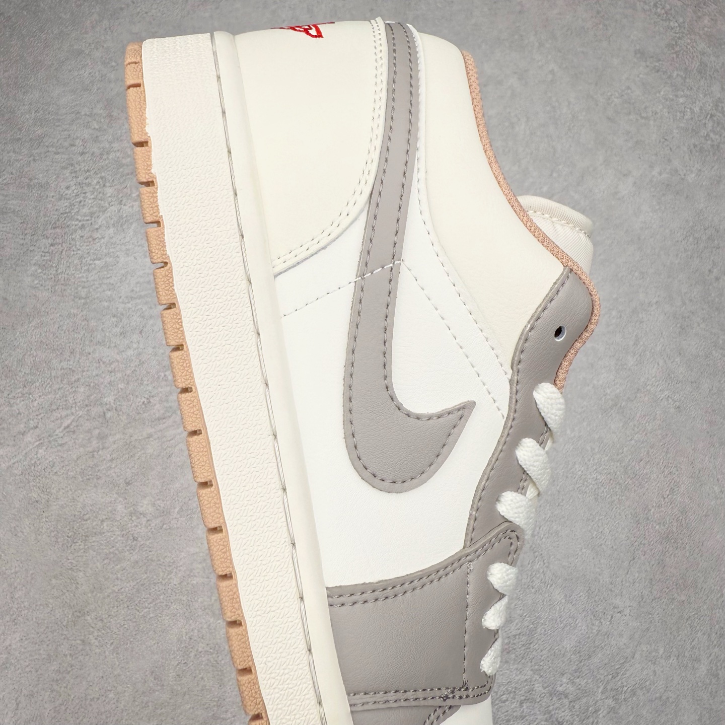 图片[6]-＃K版 Air Jordan AJ1 Low 低帮 米灰 553558-169 全新流水线出品 DT版本唯一平替选择 市场第二梯队最强版 全部原鞋开发 原楦原纸板开发 全鞋电脑针车 原厂内置全掌气垫 原盒内在原标 唯一Zp原版鞋带绑法 免检产品 全新2022版型 全头层皮料 完美零毛边处理 原厂配置全掌气垫 价格定位良心 几十个配色陆续出货 实拍调校N版已经零色差零失真 百分百还原实物色彩所见即所得 不存在货不对板色差等低级问题 选购参考实物拍摄 不混卖不参货 只用心做好货严格选品 承诺混一赔十 尺码：36 36.5 37.5 38 38.5 39 40 40.5 41 42 42.5 43 44 44.5 45-选品中心