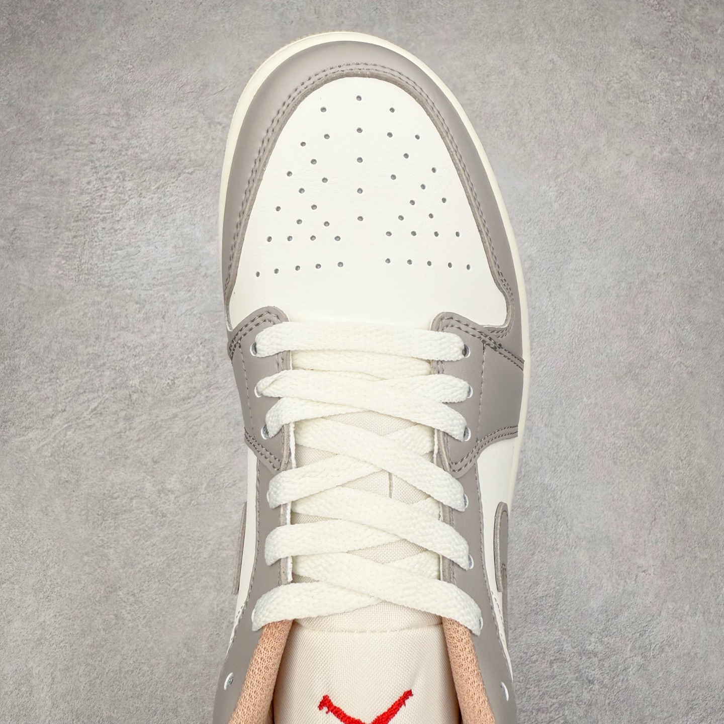 图片[4]-＃K版 Air Jordan AJ1 Low 低帮 米灰 553558-169 全新流水线出品 DT版本唯一平替选择 市场第二梯队最强版 全部原鞋开发 原楦原纸板开发 全鞋电脑针车 原厂内置全掌气垫 原盒内在原标 唯一Zp原版鞋带绑法 免检产品 全新2022版型 全头层皮料 完美零毛边处理 原厂配置全掌气垫 价格定位良心 几十个配色陆续出货 实拍调校N版已经零色差零失真 百分百还原实物色彩所见即所得 不存在货不对板色差等低级问题 选购参考实物拍摄 不混卖不参货 只用心做好货严格选品 承诺混一赔十 尺码：36 36.5 37.5 38 38.5 39 40 40.5 41 42 42.5 43 44 44.5 45-选品中心