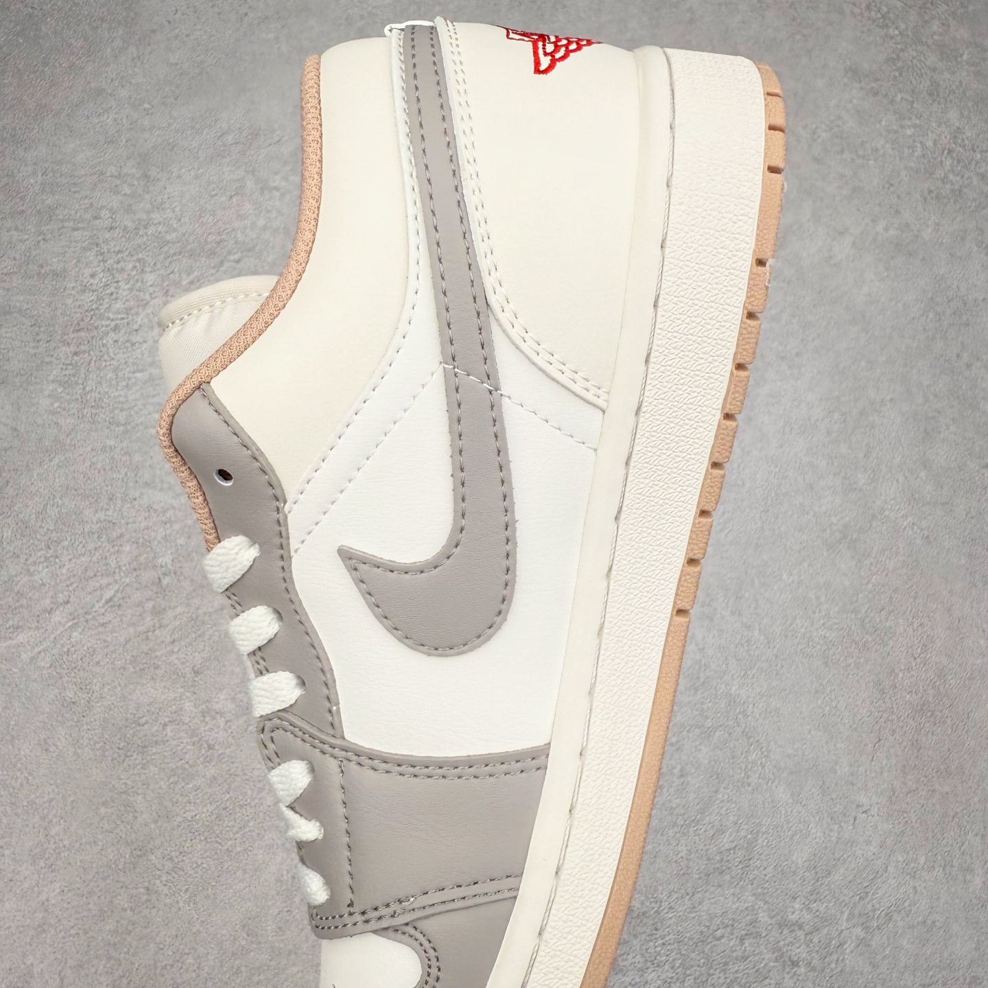 图片[7]-＃K版 Air Jordan AJ1 Low 低帮 米灰 553558-169 全新流水线出品 DT版本唯一平替选择 市场第二梯队最强版 全部原鞋开发 原楦原纸板开发 全鞋电脑针车 原厂内置全掌气垫 原盒内在原标 唯一Zp原版鞋带绑法 免检产品 全新2022版型 全头层皮料 完美零毛边处理 原厂配置全掌气垫 价格定位良心 几十个配色陆续出货 实拍调校N版已经零色差零失真 百分百还原实物色彩所见即所得 不存在货不对板色差等低级问题 选购参考实物拍摄 不混卖不参货 只用心做好货严格选品 承诺混一赔十 尺码：36 36.5 37.5 38 38.5 39 40 40.5 41 42 42.5 43 44 44.5 45-选品中心