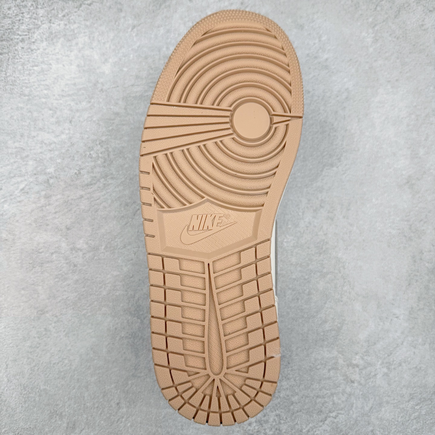 图片[9]-＃K版 Air Jordan AJ1 Low 低帮 米灰 553558-169 全新流水线出品 DT版本唯一平替选择 市场第二梯队最强版 全部原鞋开发 原楦原纸板开发 全鞋电脑针车 原厂内置全掌气垫 原盒内在原标 唯一Zp原版鞋带绑法 免检产品 全新2022版型 全头层皮料 完美零毛边处理 原厂配置全掌气垫 价格定位良心 几十个配色陆续出货 实拍调校N版已经零色差零失真 百分百还原实物色彩所见即所得 不存在货不对板色差等低级问题 选购参考实物拍摄 不混卖不参货 只用心做好货严格选品 承诺混一赔十 尺码：36 36.5 37.5 38 38.5 39 40 40.5 41 42 42.5 43 44 44.5 45-选品中心