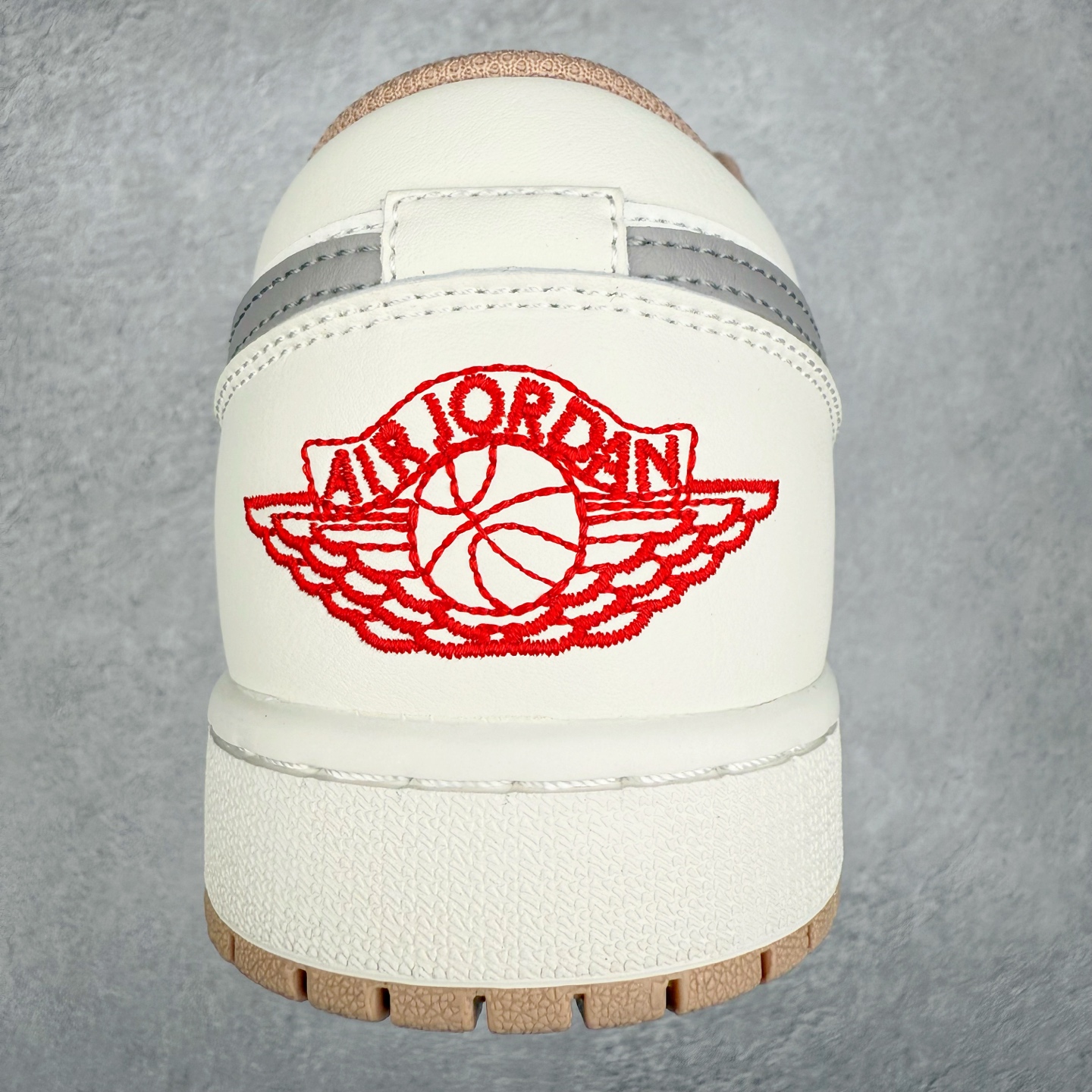 图片[8]-＃K版 Air Jordan AJ1 Low 低帮 米灰 553558-169 全新流水线出品 DT版本唯一平替选择 市场第二梯队最强版 全部原鞋开发 原楦原纸板开发 全鞋电脑针车 原厂内置全掌气垫 原盒内在原标 唯一Zp原版鞋带绑法 免检产品 全新2022版型 全头层皮料 完美零毛边处理 原厂配置全掌气垫 价格定位良心 几十个配色陆续出货 实拍调校N版已经零色差零失真 百分百还原实物色彩所见即所得 不存在货不对板色差等低级问题 选购参考实物拍摄 不混卖不参货 只用心做好货严格选品 承诺混一赔十 尺码：36 36.5 37.5 38 38.5 39 40 40.5 41 42 42.5 43 44 44.5 45-选品中心