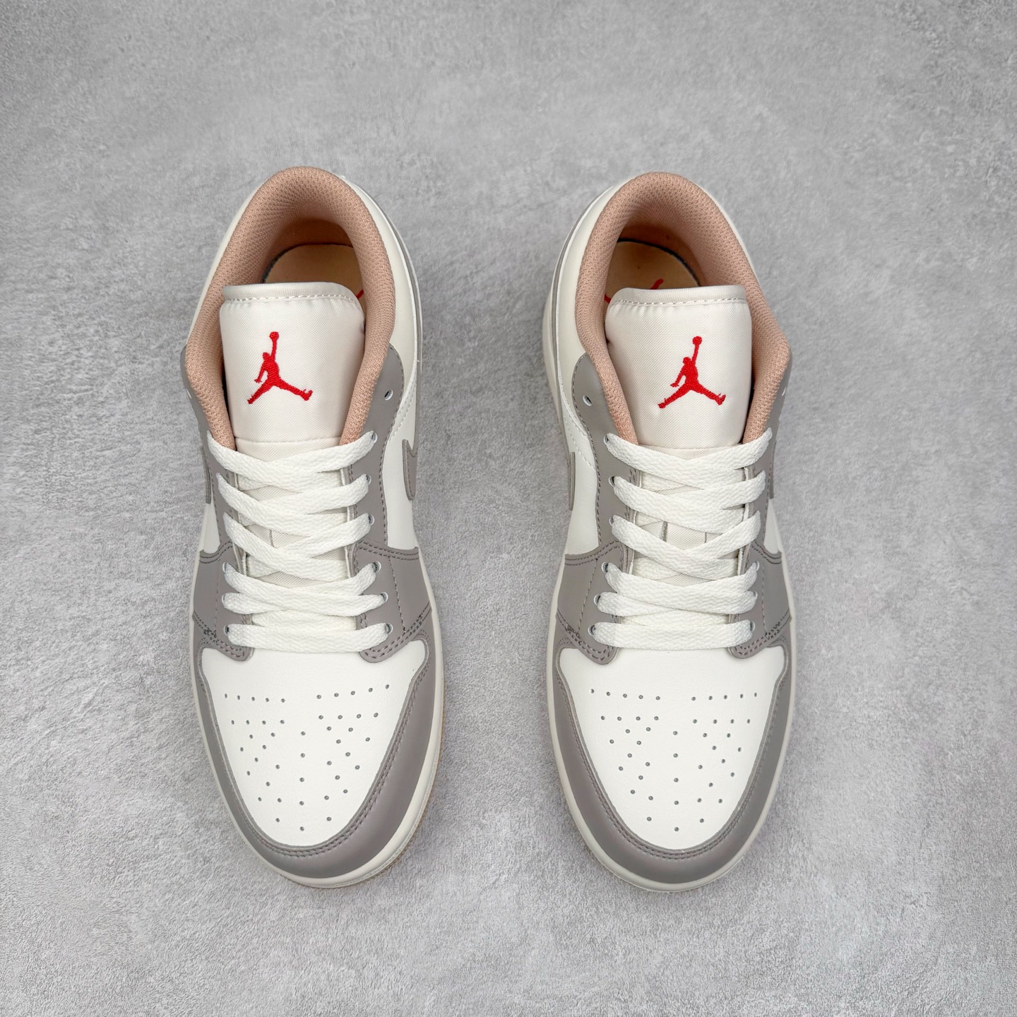 图片[2]-＃K版 Air Jordan AJ1 Low 低帮 米灰 553558-169 全新流水线出品 DT版本唯一平替选择 市场第二梯队最强版 全部原鞋开发 原楦原纸板开发 全鞋电脑针车 原厂内置全掌气垫 原盒内在原标 唯一Zp原版鞋带绑法 免检产品 全新2022版型 全头层皮料 完美零毛边处理 原厂配置全掌气垫 价格定位良心 几十个配色陆续出货 实拍调校N版已经零色差零失真 百分百还原实物色彩所见即所得 不存在货不对板色差等低级问题 选购参考实物拍摄 不混卖不参货 只用心做好货严格选品 承诺混一赔十 尺码：36 36.5 37.5 38 38.5 39 40 40.5 41 42 42.5 43 44 44.5 45-选品中心