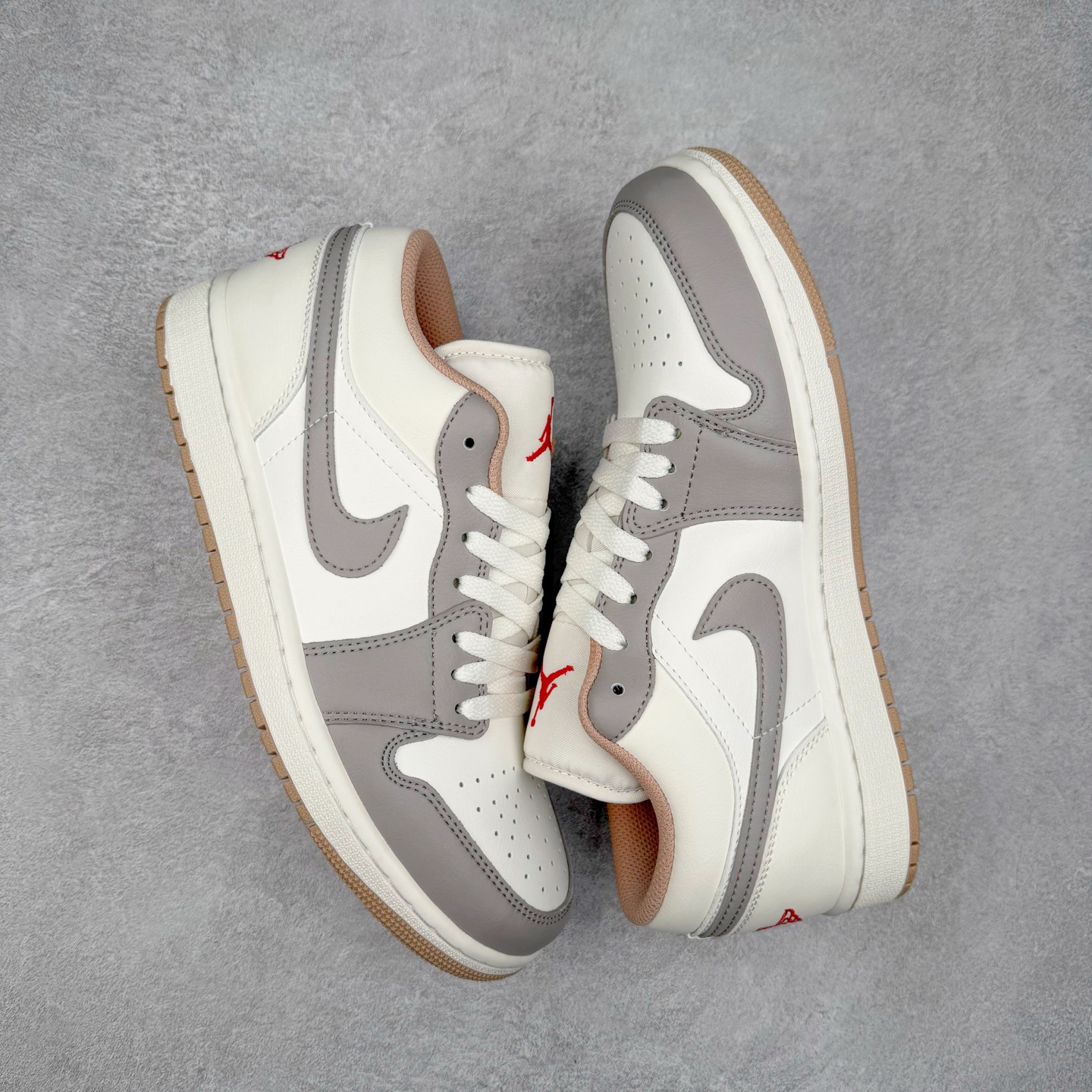图片[3]-＃K版 Air Jordan AJ1 Low 低帮 米灰 553558-169 全新流水线出品 DT版本唯一平替选择 市场第二梯队最强版 全部原鞋开发 原楦原纸板开发 全鞋电脑针车 原厂内置全掌气垫 原盒内在原标 唯一Zp原版鞋带绑法 免检产品 全新2022版型 全头层皮料 完美零毛边处理 原厂配置全掌气垫 价格定位良心 几十个配色陆续出货 实拍调校N版已经零色差零失真 百分百还原实物色彩所见即所得 不存在货不对板色差等低级问题 选购参考实物拍摄 不混卖不参货 只用心做好货严格选品 承诺混一赔十 尺码：36 36.5 37.5 38 38.5 39 40 40.5 41 42 42.5 43 44 44.5 45-选品中心