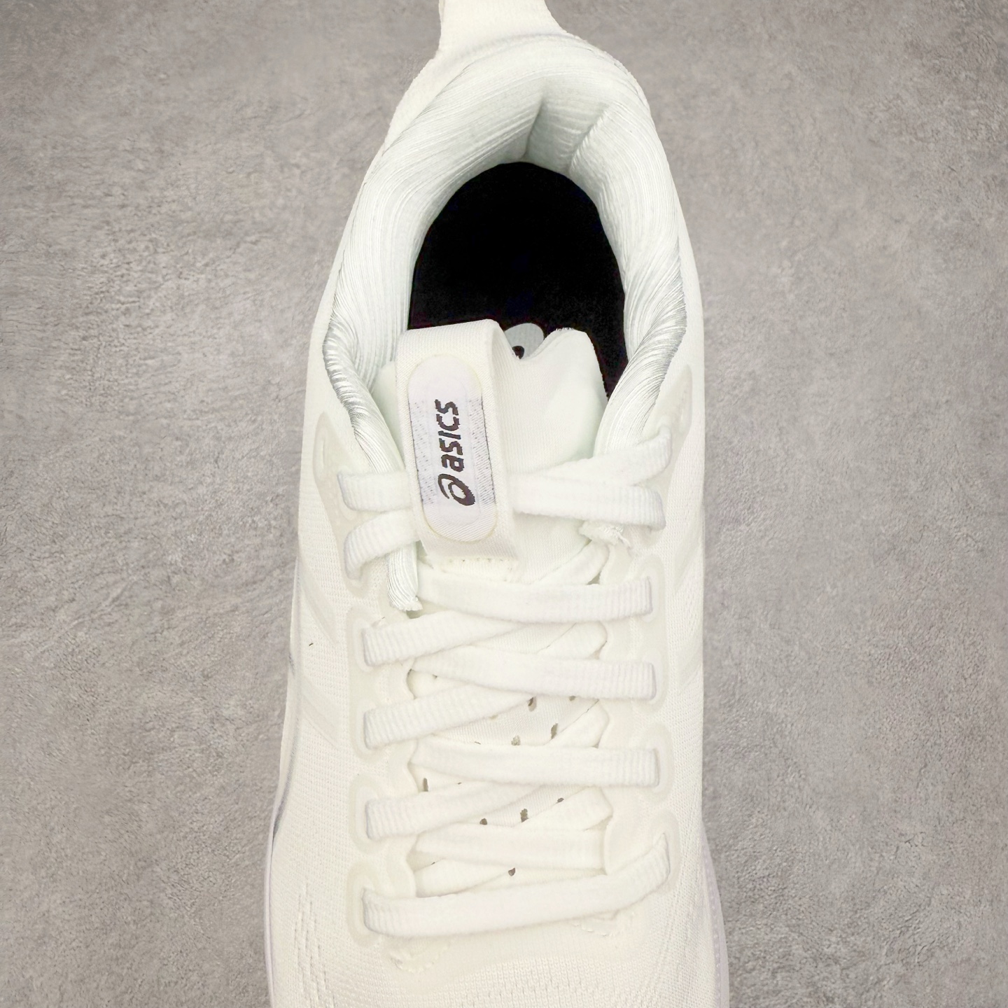 图片[5]-Asics Gel-Kayano 32 亚瑟士卡亚诺32代低帮专业有氧超轻量休闲运动全能慢跑鞋全球知名运动品牌ASICS正式推出新款GEL-KAYANO 32跑鞋，旨在通过全新稳定结构以提升产品可适性，满足跑者的足部稳定需求，让每一位跑者从起跑到结束都能够感受到焕然一新的稳定性与舒适性，从而帮助更多人找到身心平衡，获得自在舒适的健康生活方式。秉持着ASICS亚瑟士的设计哲学，全新一代GEL-KAYANO 32应运而生。为进一步升级产品的稳定性，GEL-KAYANO 采用了全新4D引导系统，通过内侧稳定装置提升可适性，满足足部稳定需求，帮助足弓迅速返回到平衡位置。作为基于生物力学研究打造的全新稳定结构，4D引导系统不仅提升了跑鞋对双脚的支撑性，它还将人体不同的运动状态纳入设计考量，帮助跑者在多种跑动强度下获得充足的稳定性和理想的舒适度。尺码：36 37 37.5 38 39.5 40 40.5 41.5 42 42.5 43.5 44 44.5 45-选品中心