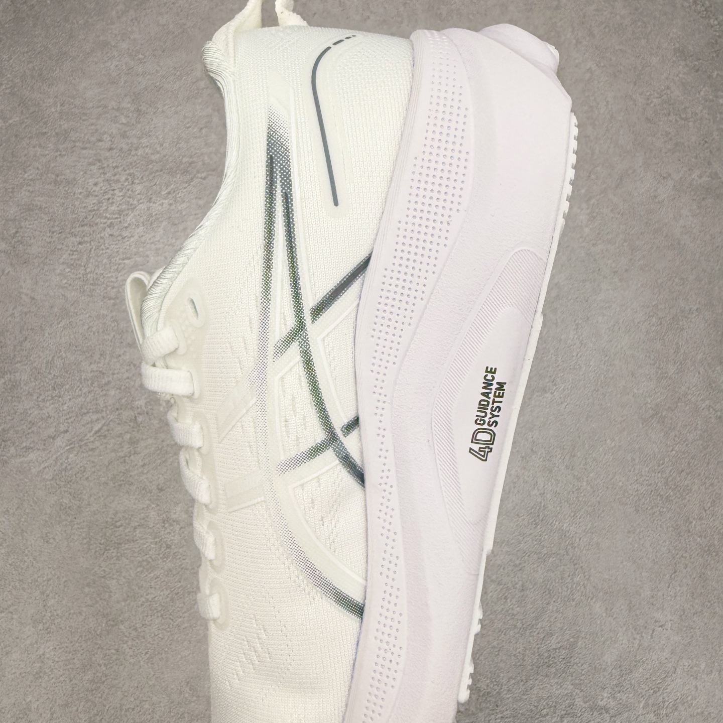 图片[7]-Asics Gel-Kayano 32 亚瑟士卡亚诺32代低帮专业有氧超轻量休闲运动全能慢跑鞋全球知名运动品牌ASICS正式推出新款GEL-KAYANO 32跑鞋，旨在通过全新稳定结构以提升产品可适性，满足跑者的足部稳定需求，让每一位跑者从起跑到结束都能够感受到焕然一新的稳定性与舒适性，从而帮助更多人找到身心平衡，获得自在舒适的健康生活方式。秉持着ASICS亚瑟士的设计哲学，全新一代GEL-KAYANO 32应运而生。为进一步升级产品的稳定性，GEL-KAYANO 采用了全新4D引导系统，通过内侧稳定装置提升可适性，满足足部稳定需求，帮助足弓迅速返回到平衡位置。作为基于生物力学研究打造的全新稳定结构，4D引导系统不仅提升了跑鞋对双脚的支撑性，它还将人体不同的运动状态纳入设计考量，帮助跑者在多种跑动强度下获得充足的稳定性和理想的舒适度。尺码：36 37 37.5 38 39.5 40 40.5 41.5 42 42.5 43.5 44 44.5 45-选品中心