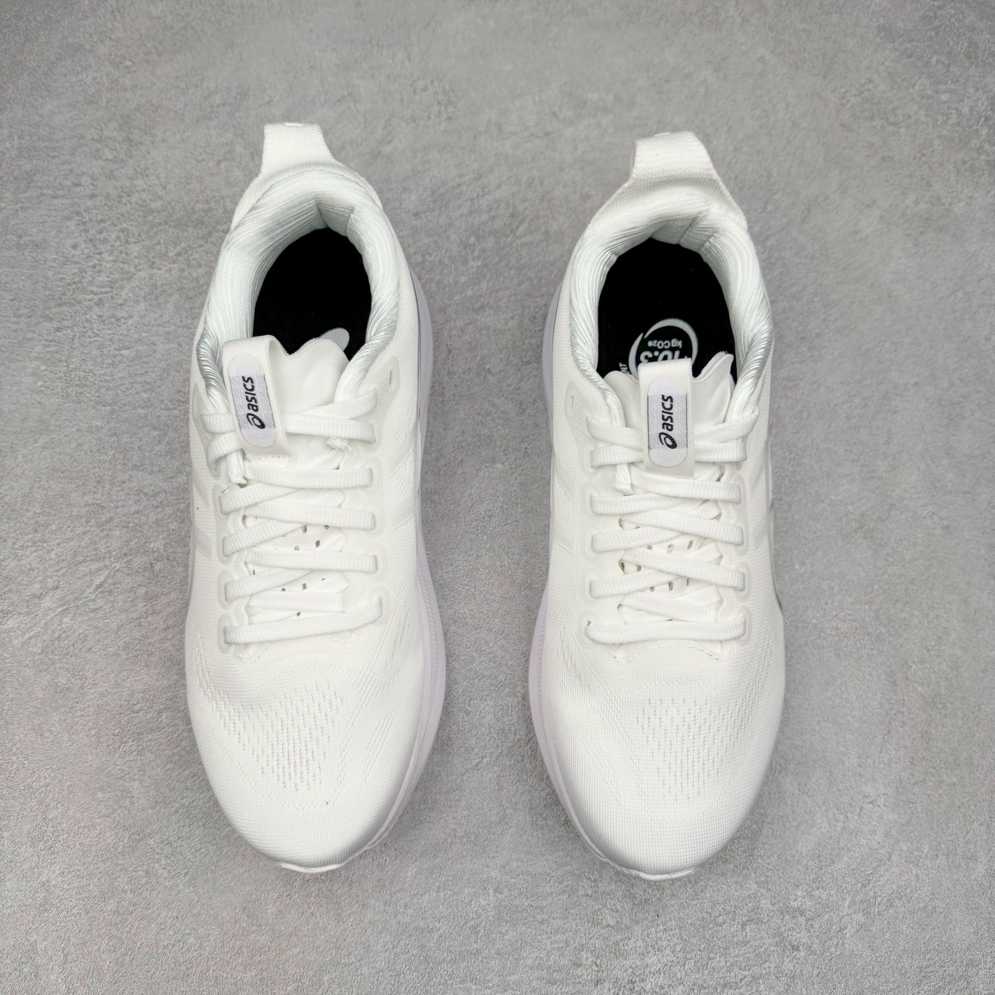 图片[2]-Asics Gel-Kayano 32 亚瑟士卡亚诺32代低帮专业有氧超轻量休闲运动全能慢跑鞋全球知名运动品牌ASICS正式推出新款GEL-KAYANO 32跑鞋，旨在通过全新稳定结构以提升产品可适性，满足跑者的足部稳定需求，让每一位跑者从起跑到结束都能够感受到焕然一新的稳定性与舒适性，从而帮助更多人找到身心平衡，获得自在舒适的健康生活方式。秉持着ASICS亚瑟士的设计哲学，全新一代GEL-KAYANO 32应运而生。为进一步升级产品的稳定性，GEL-KAYANO 采用了全新4D引导系统，通过内侧稳定装置提升可适性，满足足部稳定需求，帮助足弓迅速返回到平衡位置。作为基于生物力学研究打造的全新稳定结构，4D引导系统不仅提升了跑鞋对双脚的支撑性，它还将人体不同的运动状态纳入设计考量，帮助跑者在多种跑动强度下获得充足的稳定性和理想的舒适度。尺码：36 37 37.5 38 39.5 40 40.5 41.5 42 42.5 43.5 44 44.5 45-选品中心