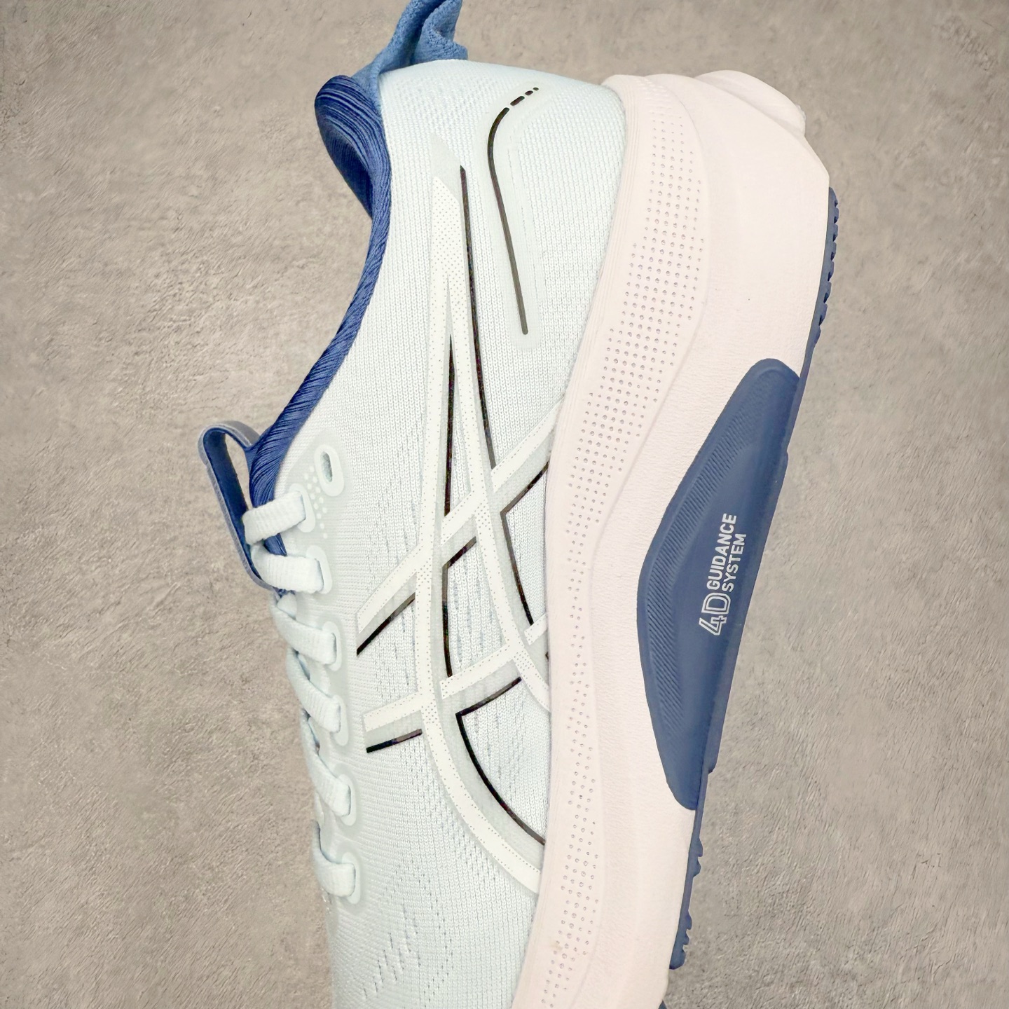 图片[7]-Asics Gel-Kayano 32 亚瑟士卡亚诺32代低帮专业有氧超轻量休闲运动全能慢跑鞋全球知名运动品牌ASICS正式推出新款GEL-KAYANO 32跑鞋，旨在通过全新稳定结构以提升产品可适性，满足跑者的足部稳定需求，让每一位跑者从起跑到结束都能够感受到焕然一新的稳定性与舒适性，从而帮助更多人找到身心平衡，获得自在舒适的健康生活方式。秉持着ASICS亚瑟士的设计哲学，全新一代GEL-KAYANO 32应运而生。为进一步升级产品的稳定性，GEL-KAYANO 采用了全新4D引导系统，通过内侧稳定装置提升可适性，满足足部稳定需求，帮助足弓迅速返回到平衡位置。作为基于生物力学研究打造的全新稳定结构，4D引导系统不仅提升了跑鞋对双脚的支撑性，它还将人体不同的运动状态纳入设计考量，帮助跑者在多种跑动强度下获得充足的稳定性和理想的舒适度。尺码：36 37 37.5 38 39.5 40 40.5 41.5 42 42.5 43.5 44 44.5 45-选品中心