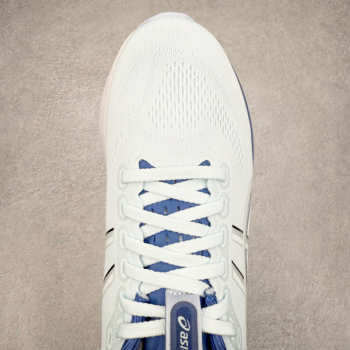 图片[4]-Asics Gel-Kayano 32 亚瑟士卡亚诺32代低帮专业有氧超轻量休闲运动全能慢跑鞋全球知名运动品牌ASICS正式推出新款GEL-KAYANO 32跑鞋，旨在通过全新稳定结构以提升产品可适性，满足跑者的足部稳定需求，让每一位跑者从起跑到结束都能够感受到焕然一新的稳定性与舒适性，从而帮助更多人找到身心平衡，获得自在舒适的健康生活方式。秉持着ASICS亚瑟士的设计哲学，全新一代GEL-KAYANO 32应运而生。为进一步升级产品的稳定性，GEL-KAYANO 采用了全新4D引导系统，通过内侧稳定装置提升可适性，满足足部稳定需求，帮助足弓迅速返回到平衡位置。作为基于生物力学研究打造的全新稳定结构，4D引导系统不仅提升了跑鞋对双脚的支撑性，它还将人体不同的运动状态纳入设计考量，帮助跑者在多种跑动强度下获得充足的稳定性和理想的舒适度。尺码：36 37 37.5 38 39.5 40 40.5 41.5 42 42.5 43.5 44 44.5 45-选品中心