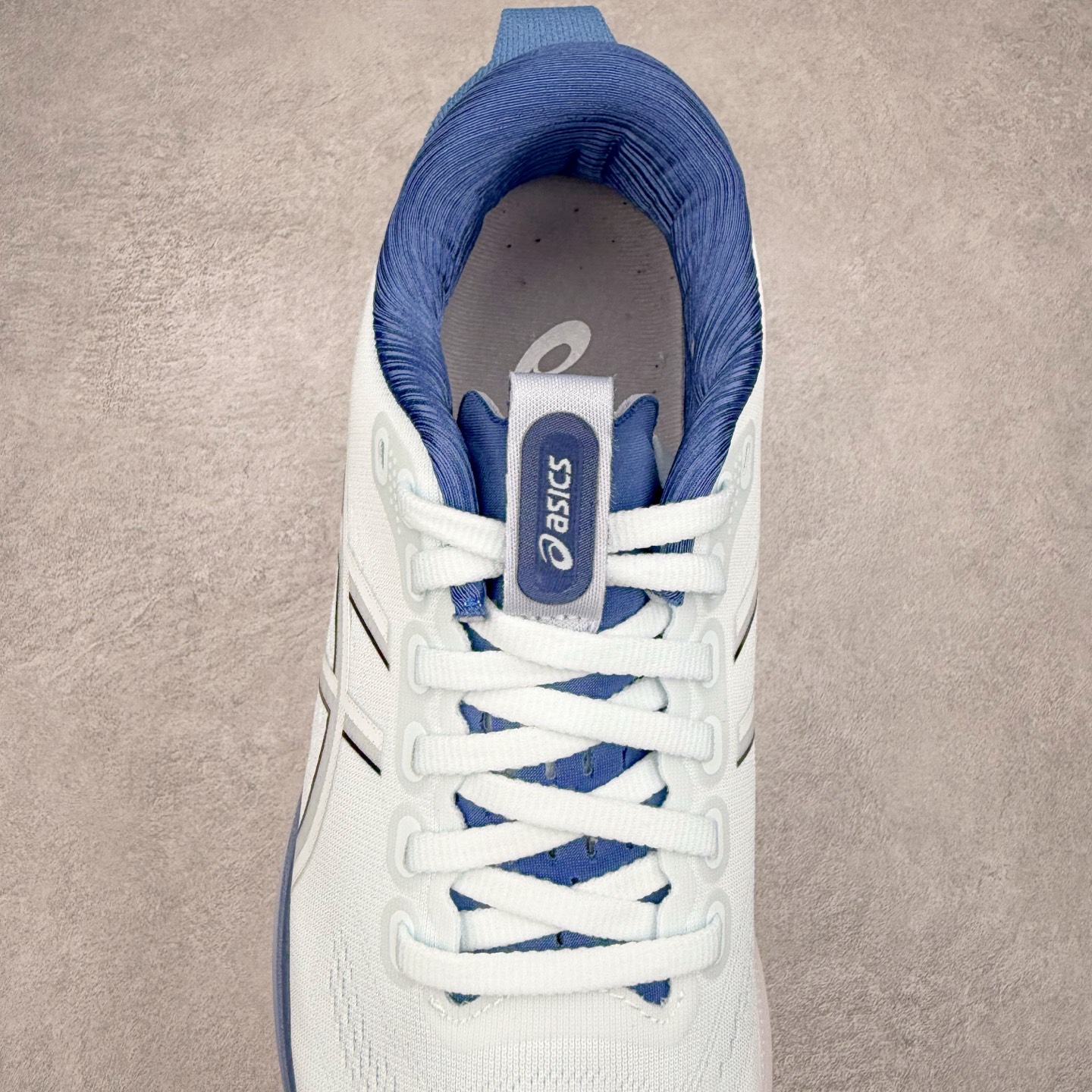 图片[5]-Asics Gel-Kayano 32 亚瑟士卡亚诺32代低帮专业有氧超轻量休闲运动全能慢跑鞋全球知名运动品牌ASICS正式推出新款GEL-KAYANO 32跑鞋，旨在通过全新稳定结构以提升产品可适性，满足跑者的足部稳定需求，让每一位跑者从起跑到结束都能够感受到焕然一新的稳定性与舒适性，从而帮助更多人找到身心平衡，获得自在舒适的健康生活方式。秉持着ASICS亚瑟士的设计哲学，全新一代GEL-KAYANO 32应运而生。为进一步升级产品的稳定性，GEL-KAYANO 采用了全新4D引导系统，通过内侧稳定装置提升可适性，满足足部稳定需求，帮助足弓迅速返回到平衡位置。作为基于生物力学研究打造的全新稳定结构，4D引导系统不仅提升了跑鞋对双脚的支撑性，它还将人体不同的运动状态纳入设计考量，帮助跑者在多种跑动强度下获得充足的稳定性和理想的舒适度。尺码：36 37 37.5 38 39.5 40 40.5 41.5 42 42.5 43.5 44 44.5 45-选品中心