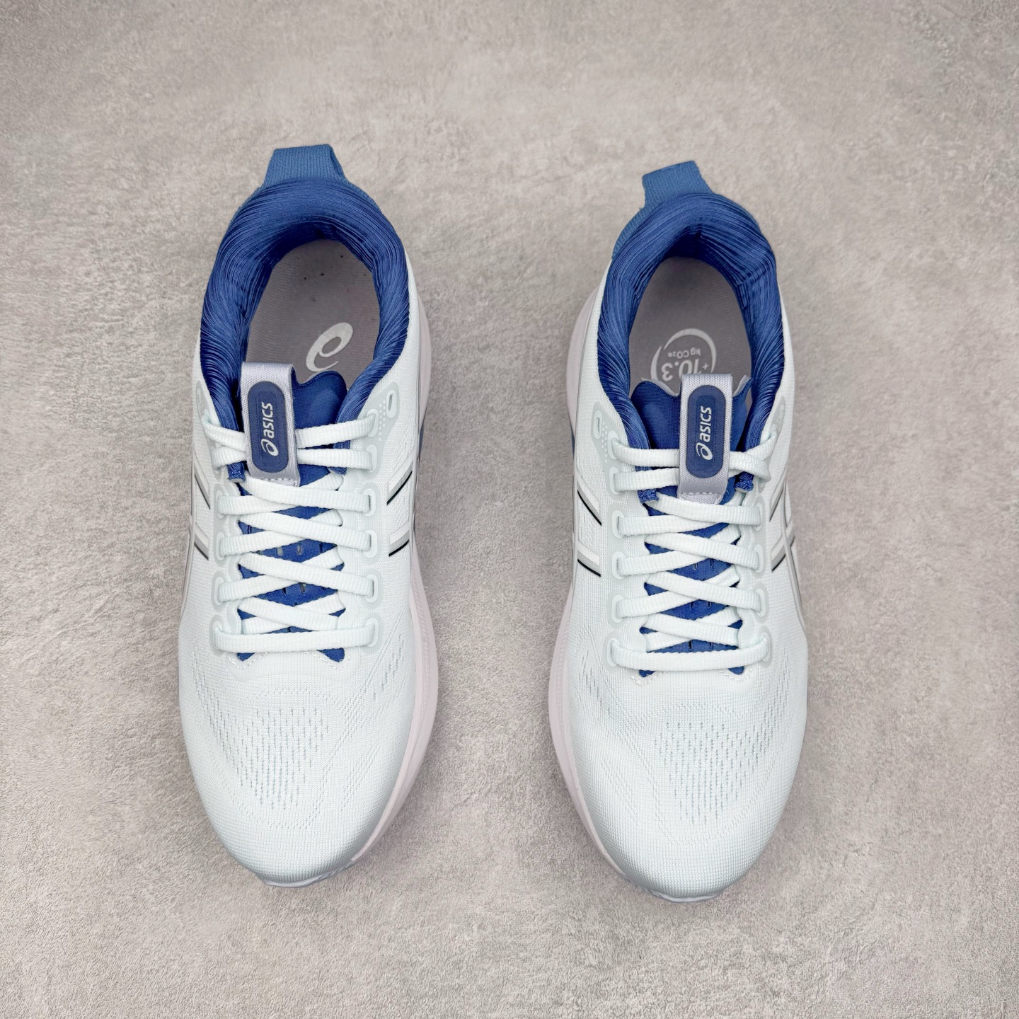 图片[2]-Asics Gel-Kayano 32 亚瑟士卡亚诺32代低帮专业有氧超轻量休闲运动全能慢跑鞋全球知名运动品牌ASICS正式推出新款GEL-KAYANO 32跑鞋，旨在通过全新稳定结构以提升产品可适性，满足跑者的足部稳定需求，让每一位跑者从起跑到结束都能够感受到焕然一新的稳定性与舒适性，从而帮助更多人找到身心平衡，获得自在舒适的健康生活方式。秉持着ASICS亚瑟士的设计哲学，全新一代GEL-KAYANO 32应运而生。为进一步升级产品的稳定性，GEL-KAYANO 采用了全新4D引导系统，通过内侧稳定装置提升可适性，满足足部稳定需求，帮助足弓迅速返回到平衡位置。作为基于生物力学研究打造的全新稳定结构，4D引导系统不仅提升了跑鞋对双脚的支撑性，它还将人体不同的运动状态纳入设计考量，帮助跑者在多种跑动强度下获得充足的稳定性和理想的舒适度。尺码：36 37 37.5 38 39.5 40 40.5 41.5 42 42.5 43.5 44 44.5 45-选品中心