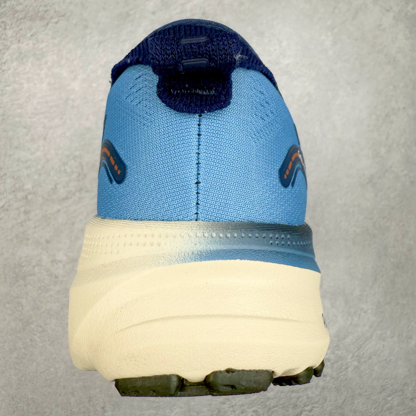 图片[8]-Asics Gel-Kayano 32 亚瑟士卡亚诺32代低帮专业有氧超轻量休闲运动全能慢跑鞋全球知名运动品牌ASICS正式推出新款GEL-KAYANO 32跑鞋，旨在通过全新稳定结构以提升产品可适性，满足跑者的足部稳定需求，让每一位跑者从起跑到结束都能够感受到焕然一新的稳定性与舒适性，从而帮助更多人找到身心平衡，获得自在舒适的健康生活方式。秉持着ASICS亚瑟士的设计哲学，全新一代GEL-KAYANO 32应运而生。为进一步升级产品的稳定性，GEL-KAYANO 采用了全新4D引导系统，通过内侧稳定装置提升可适性，满足足部稳定需求，帮助足弓迅速返回到平衡位置。作为基于生物力学研究打造的全新稳定结构，4D引导系统不仅提升了跑鞋对双脚的支撑性，它还将人体不同的运动状态纳入设计考量，帮助跑者在多种跑动强度下获得充足的稳定性和理想的舒适度。尺码：36 37 37.5 38 39.5 40 40.5 41.5 42 42.5 43.5 44 44.5 45-选品中心