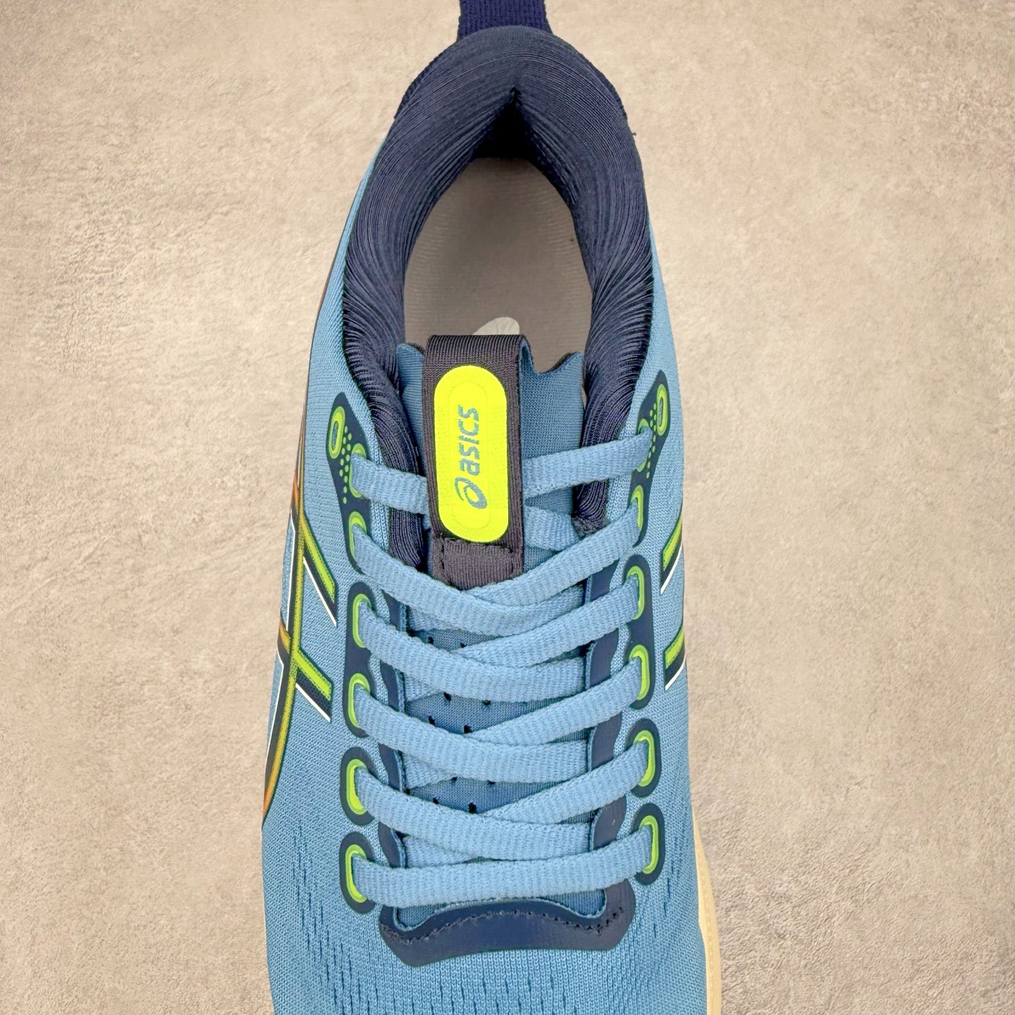 图片[5]-Asics Gel-Kayano 32 亚瑟士卡亚诺32代低帮专业有氧超轻量休闲运动全能慢跑鞋全球知名运动品牌ASICS正式推出新款GEL-KAYANO 32跑鞋，旨在通过全新稳定结构以提升产品可适性，满足跑者的足部稳定需求，让每一位跑者从起跑到结束都能够感受到焕然一新的稳定性与舒适性，从而帮助更多人找到身心平衡，获得自在舒适的健康生活方式。秉持着ASICS亚瑟士的设计哲学，全新一代GEL-KAYANO 32应运而生。为进一步升级产品的稳定性，GEL-KAYANO 采用了全新4D引导系统，通过内侧稳定装置提升可适性，满足足部稳定需求，帮助足弓迅速返回到平衡位置。作为基于生物力学研究打造的全新稳定结构，4D引导系统不仅提升了跑鞋对双脚的支撑性，它还将人体不同的运动状态纳入设计考量，帮助跑者在多种跑动强度下获得充足的稳定性和理想的舒适度。尺码：36 37 37.5 38 39.5 40 40.5 41.5 42 42.5 43.5 44 44.5 45-选品中心