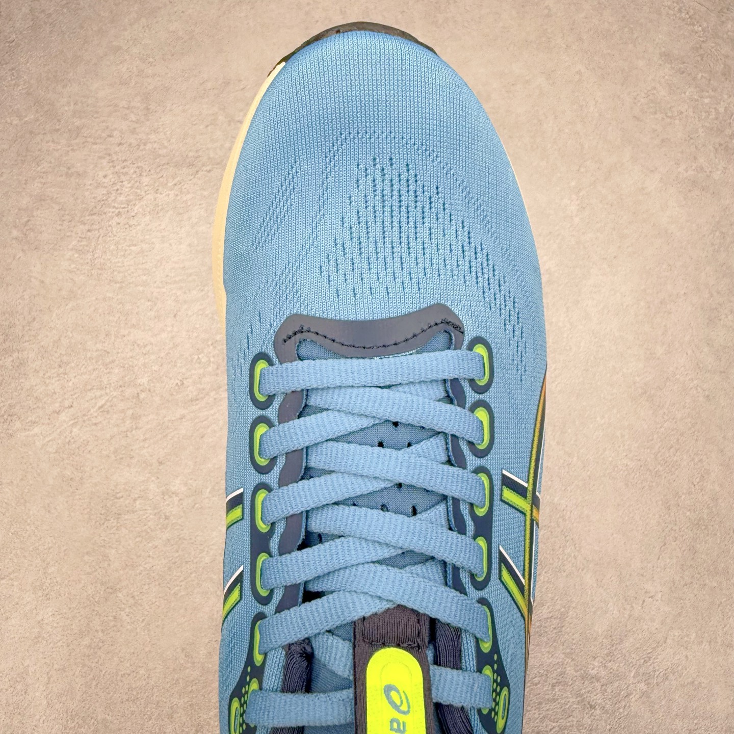 图片[4]-Asics Gel-Kayano 32 亚瑟士卡亚诺32代低帮专业有氧超轻量休闲运动全能慢跑鞋全球知名运动品牌ASICS正式推出新款GEL-KAYANO 32跑鞋，旨在通过全新稳定结构以提升产品可适性，满足跑者的足部稳定需求，让每一位跑者从起跑到结束都能够感受到焕然一新的稳定性与舒适性，从而帮助更多人找到身心平衡，获得自在舒适的健康生活方式。秉持着ASICS亚瑟士的设计哲学，全新一代GEL-KAYANO 32应运而生。为进一步升级产品的稳定性，GEL-KAYANO 采用了全新4D引导系统，通过内侧稳定装置提升可适性，满足足部稳定需求，帮助足弓迅速返回到平衡位置。作为基于生物力学研究打造的全新稳定结构，4D引导系统不仅提升了跑鞋对双脚的支撑性，它还将人体不同的运动状态纳入设计考量，帮助跑者在多种跑动强度下获得充足的稳定性和理想的舒适度。尺码：36 37 37.5 38 39.5 40 40.5 41.5 42 42.5 43.5 44 44.5 45-选品中心