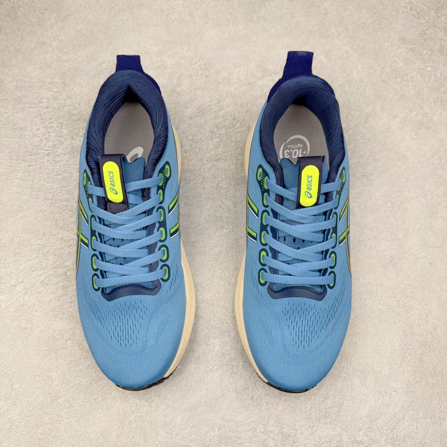 图片[2]-Asics Gel-Kayano 32 亚瑟士卡亚诺32代低帮专业有氧超轻量休闲运动全能慢跑鞋全球知名运动品牌ASICS正式推出新款GEL-KAYANO 32跑鞋，旨在通过全新稳定结构以提升产品可适性，满足跑者的足部稳定需求，让每一位跑者从起跑到结束都能够感受到焕然一新的稳定性与舒适性，从而帮助更多人找到身心平衡，获得自在舒适的健康生活方式。秉持着ASICS亚瑟士的设计哲学，全新一代GEL-KAYANO 32应运而生。为进一步升级产品的稳定性，GEL-KAYANO 采用了全新4D引导系统，通过内侧稳定装置提升可适性，满足足部稳定需求，帮助足弓迅速返回到平衡位置。作为基于生物力学研究打造的全新稳定结构，4D引导系统不仅提升了跑鞋对双脚的支撑性，它还将人体不同的运动状态纳入设计考量，帮助跑者在多种跑动强度下获得充足的稳定性和理想的舒适度。尺码：36 37 37.5 38 39.5 40 40.5 41.5 42 42.5 43.5 44 44.5 45-选品中心