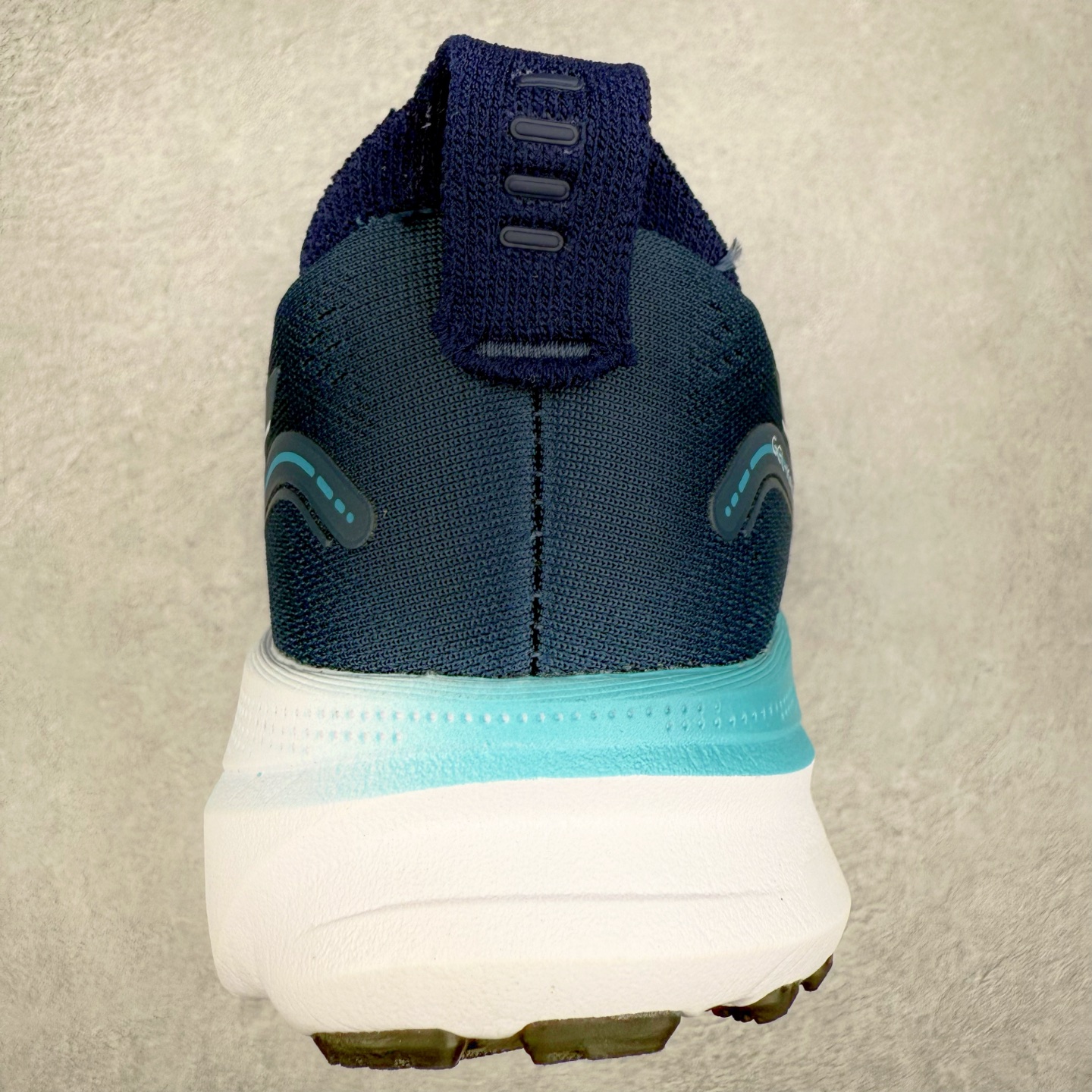 图片[8]-Asics Gel-Kayano 32 亚瑟士卡亚诺32代低帮专业有氧超轻量休闲运动全能慢跑鞋全球知名运动品牌ASICS正式推出新款GEL-KAYANO 32跑鞋，旨在通过全新稳定结构以提升产品可适性，满足跑者的足部稳定需求，让每一位跑者从起跑到结束都能够感受到焕然一新的稳定性与舒适性，从而帮助更多人找到身心平衡，获得自在舒适的健康生活方式。秉持着ASICS亚瑟士的设计哲学，全新一代GEL-KAYANO 32应运而生。为进一步升级产品的稳定性，GEL-KAYANO 采用了全新4D引导系统，通过内侧稳定装置提升可适性，满足足部稳定需求，帮助足弓迅速返回到平衡位置。作为基于生物力学研究打造的全新稳定结构，4D引导系统不仅提升了跑鞋对双脚的支撑性，它还将人体不同的运动状态纳入设计考量，帮助跑者在多种跑动强度下获得充足的稳定性和理想的舒适度。尺码：36 37 37.5 38 39.5 40 40.5 41.5 42 42.5 43.5 44 44.5 45-选品中心