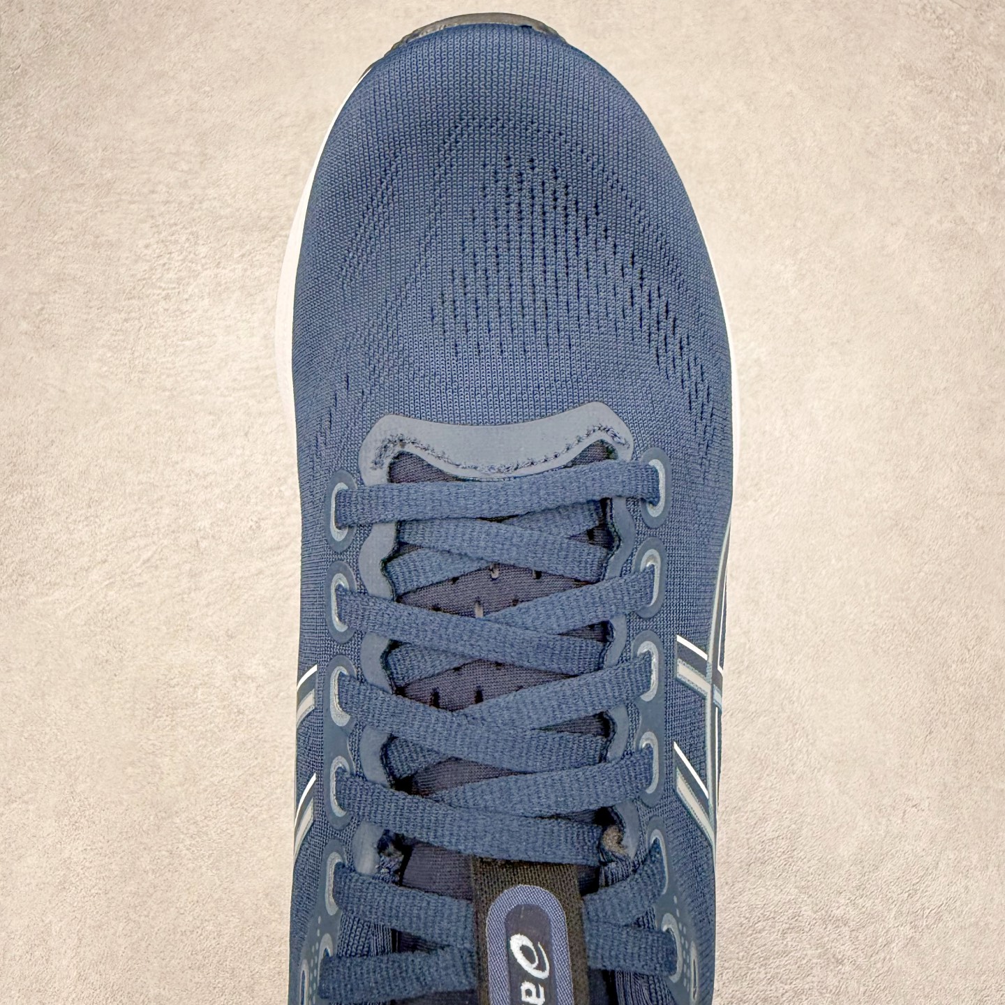 图片[4]-Asics Gel-Kayano 32 亚瑟士卡亚诺32代低帮专业有氧超轻量休闲运动全能慢跑鞋全球知名运动品牌ASICS正式推出新款GEL-KAYANO 32跑鞋，旨在通过全新稳定结构以提升产品可适性，满足跑者的足部稳定需求，让每一位跑者从起跑到结束都能够感受到焕然一新的稳定性与舒适性，从而帮助更多人找到身心平衡，获得自在舒适的健康生活方式。秉持着ASICS亚瑟士的设计哲学，全新一代GEL-KAYANO 32应运而生。为进一步升级产品的稳定性，GEL-KAYANO 采用了全新4D引导系统，通过内侧稳定装置提升可适性，满足足部稳定需求，帮助足弓迅速返回到平衡位置。作为基于生物力学研究打造的全新稳定结构，4D引导系统不仅提升了跑鞋对双脚的支撑性，它还将人体不同的运动状态纳入设计考量，帮助跑者在多种跑动强度下获得充足的稳定性和理想的舒适度。尺码：36 37 37.5 38 39.5 40 40.5 41.5 42 42.5 43.5 44 44.5 45-选品中心