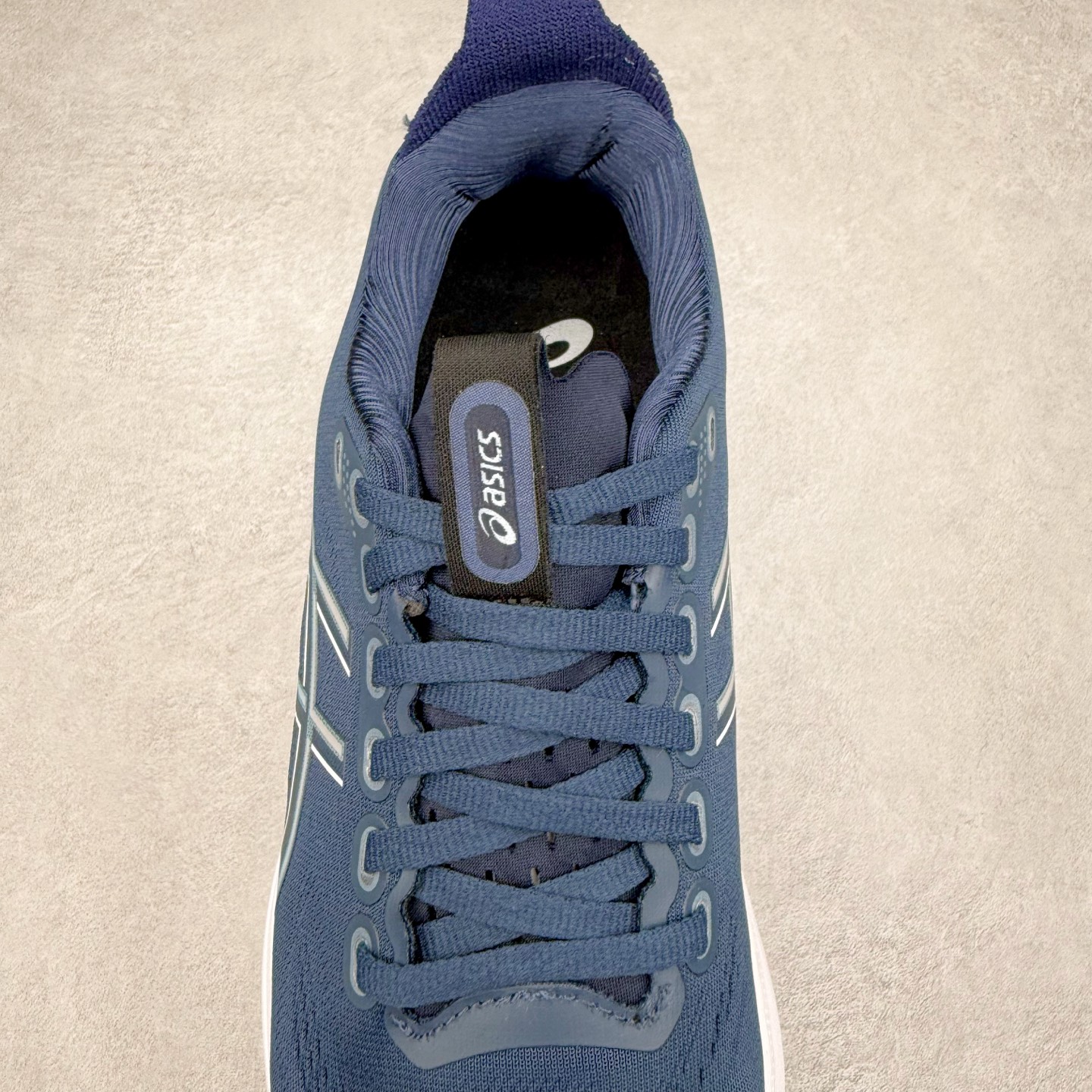 图片[5]-Asics Gel-Kayano 32 亚瑟士卡亚诺32代低帮专业有氧超轻量休闲运动全能慢跑鞋全球知名运动品牌ASICS正式推出新款GEL-KAYANO 32跑鞋，旨在通过全新稳定结构以提升产品可适性，满足跑者的足部稳定需求，让每一位跑者从起跑到结束都能够感受到焕然一新的稳定性与舒适性，从而帮助更多人找到身心平衡，获得自在舒适的健康生活方式。秉持着ASICS亚瑟士的设计哲学，全新一代GEL-KAYANO 32应运而生。为进一步升级产品的稳定性，GEL-KAYANO 采用了全新4D引导系统，通过内侧稳定装置提升可适性，满足足部稳定需求，帮助足弓迅速返回到平衡位置。作为基于生物力学研究打造的全新稳定结构，4D引导系统不仅提升了跑鞋对双脚的支撑性，它还将人体不同的运动状态纳入设计考量，帮助跑者在多种跑动强度下获得充足的稳定性和理想的舒适度。尺码：36 37 37.5 38 39.5 40 40.5 41.5 42 42.5 43.5 44 44.5 45-选品中心