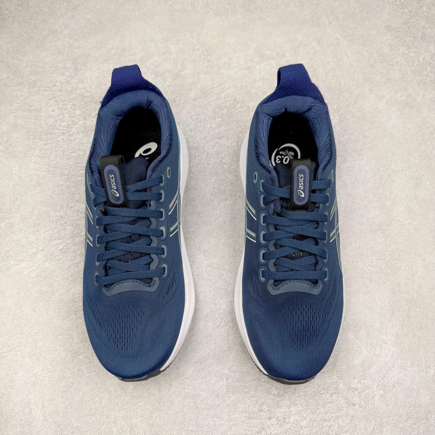 图片[2]-Asics Gel-Kayano 32 亚瑟士卡亚诺32代低帮专业有氧超轻量休闲运动全能慢跑鞋全球知名运动品牌ASICS正式推出新款GEL-KAYANO 32跑鞋，旨在通过全新稳定结构以提升产品可适性，满足跑者的足部稳定需求，让每一位跑者从起跑到结束都能够感受到焕然一新的稳定性与舒适性，从而帮助更多人找到身心平衡，获得自在舒适的健康生活方式。秉持着ASICS亚瑟士的设计哲学，全新一代GEL-KAYANO 32应运而生。为进一步升级产品的稳定性，GEL-KAYANO 采用了全新4D引导系统，通过内侧稳定装置提升可适性，满足足部稳定需求，帮助足弓迅速返回到平衡位置。作为基于生物力学研究打造的全新稳定结构，4D引导系统不仅提升了跑鞋对双脚的支撑性，它还将人体不同的运动状态纳入设计考量，帮助跑者在多种跑动强度下获得充足的稳定性和理想的舒适度。尺码：36 37 37.5 38 39.5 40 40.5 41.5 42 42.5 43.5 44 44.5 45-选品中心