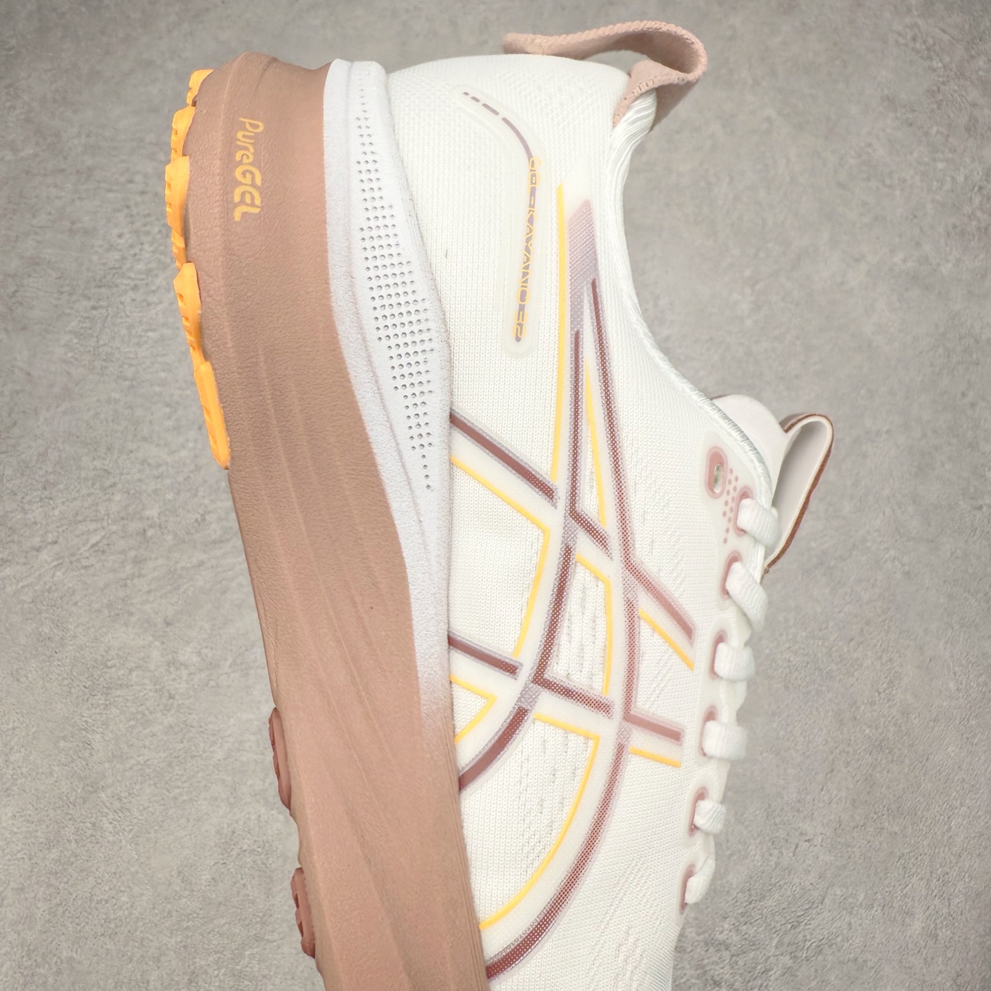 图片[6]-Asics Gel-Kayano 32 亚瑟士卡亚诺32代低帮专业有氧超轻量休闲运动全能慢跑鞋全球知名运动品牌ASICS正式推出新款GEL-KAYANO 32跑鞋，旨在通过全新稳定结构以提升产品可适性，满足跑者的足部稳定需求，让每一位跑者从起跑到结束都能够感受到焕然一新的稳定性与舒适性，从而帮助更多人找到身心平衡，获得自在舒适的健康生活方式。秉持着ASICS亚瑟士的设计哲学，全新一代GEL-KAYANO 32应运而生。为进一步升级产品的稳定性，GEL-KAYANO 采用了全新4D引导系统，通过内侧稳定装置提升可适性，满足足部稳定需求，帮助足弓迅速返回到平衡位置。作为基于生物力学研究打造的全新稳定结构，4D引导系统不仅提升了跑鞋对双脚的支撑性，它还将人体不同的运动状态纳入设计考量，帮助跑者在多种跑动强度下获得充足的稳定性和理想的舒适度。尺码：36 37 37.5 38 39.5 40 40.5 41.5 42 42.5 43.5 44 44.5 45-选品中心