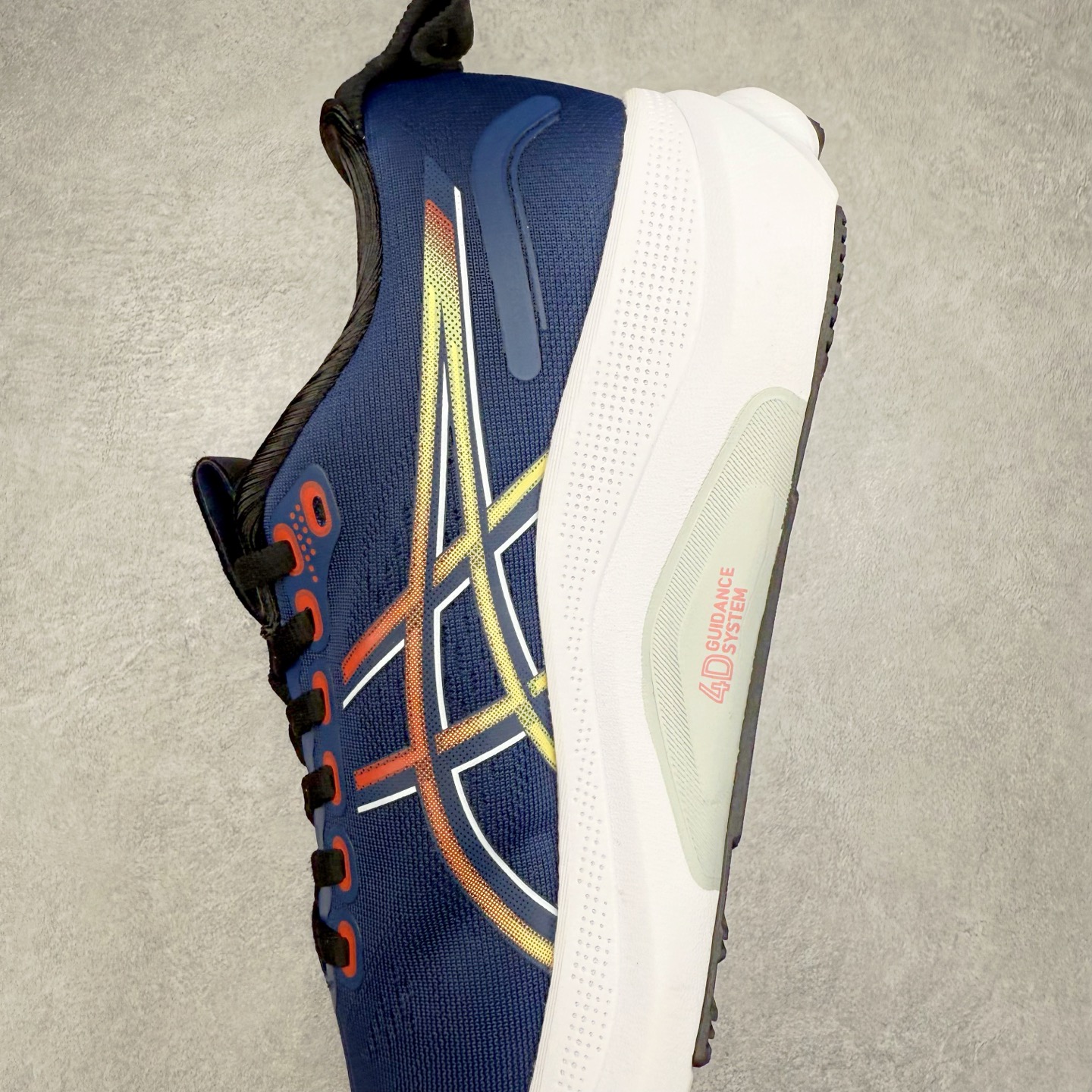 图片[7]-Asics Gel-Kayano 32 亚瑟士卡亚诺32代低帮专业有氧超轻量休闲运动全能慢跑鞋全球知名运动品牌ASICS正式推出新款GEL-KAYANO 32跑鞋，旨在通过全新稳定结构以提升产品可适性，满足跑者的足部稳定需求，让每一位跑者从起跑到结束都能够感受到焕然一新的稳定性与舒适性，从而帮助更多人找到身心平衡，获得自在舒适的健康生活方式。秉持着ASICS亚瑟士的设计哲学，全新一代GEL-KAYANO 32应运而生。为进一步升级产品的稳定性，GEL-KAYANO 采用了全新4D引导系统，通过内侧稳定装置提升可适性，满足足部稳定需求，帮助足弓迅速返回到平衡位置。作为基于生物力学研究打造的全新稳定结构，4D引导系统不仅提升了跑鞋对双脚的支撑性，它还将人体不同的运动状态纳入设计考量，帮助跑者在多种跑动强度下获得充足的稳定性和理想的舒适度。尺码：36 37 37.5 38 39.5 40 40.5 41.5 42 42.5 43.5 44 44.5 45-选品中心