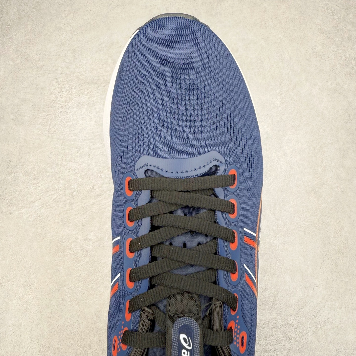 图片[4]-Asics Gel-Kayano 32 亚瑟士卡亚诺32代低帮专业有氧超轻量休闲运动全能慢跑鞋全球知名运动品牌ASICS正式推出新款GEL-KAYANO 32跑鞋，旨在通过全新稳定结构以提升产品可适性，满足跑者的足部稳定需求，让每一位跑者从起跑到结束都能够感受到焕然一新的稳定性与舒适性，从而帮助更多人找到身心平衡，获得自在舒适的健康生活方式。秉持着ASICS亚瑟士的设计哲学，全新一代GEL-KAYANO 32应运而生。为进一步升级产品的稳定性，GEL-KAYANO 采用了全新4D引导系统，通过内侧稳定装置提升可适性，满足足部稳定需求，帮助足弓迅速返回到平衡位置。作为基于生物力学研究打造的全新稳定结构，4D引导系统不仅提升了跑鞋对双脚的支撑性，它还将人体不同的运动状态纳入设计考量，帮助跑者在多种跑动强度下获得充足的稳定性和理想的舒适度。尺码：36 37 37.5 38 39.5 40 40.5 41.5 42 42.5 43.5 44 44.5 45-选品中心