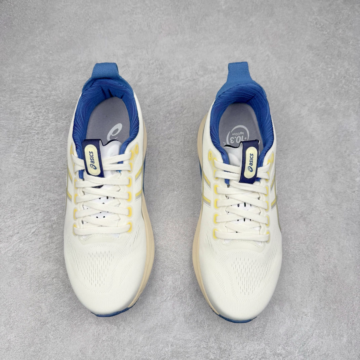 图片[2]-Asics Gel-Kayano 32 亚瑟士卡亚诺32代低帮专业有氧超轻量休闲运动全能慢跑鞋全球知名运动品牌ASICS正式推出新款GEL-KAYANO 32跑鞋，旨在通过全新稳定结构以提升产品可适性，满足跑者的足部稳定需求，让每一位跑者从起跑到结束都能够感受到焕然一新的稳定性与舒适性，从而帮助更多人找到身心平衡，获得自在舒适的健康生活方式。秉持着ASICS亚瑟士的设计哲学，全新一代GEL-KAYANO 32应运而生。为进一步升级产品的稳定性，GEL-KAYANO 采用了全新4D引导系统，通过内侧稳定装置提升可适性，满足足部稳定需求，帮助足弓迅速返回到平衡位置。作为基于生物力学研究打造的全新稳定结构，4D引导系统不仅提升了跑鞋对双脚的支撑性，它还将人体不同的运动状态纳入设计考量，帮助跑者在多种跑动强度下获得充足的稳定性和理想的舒适度。尺码：36 37 37.5 38 39.5 40 40.5 41.5 42 42.5 43.5 44 44.5 45-选品中心