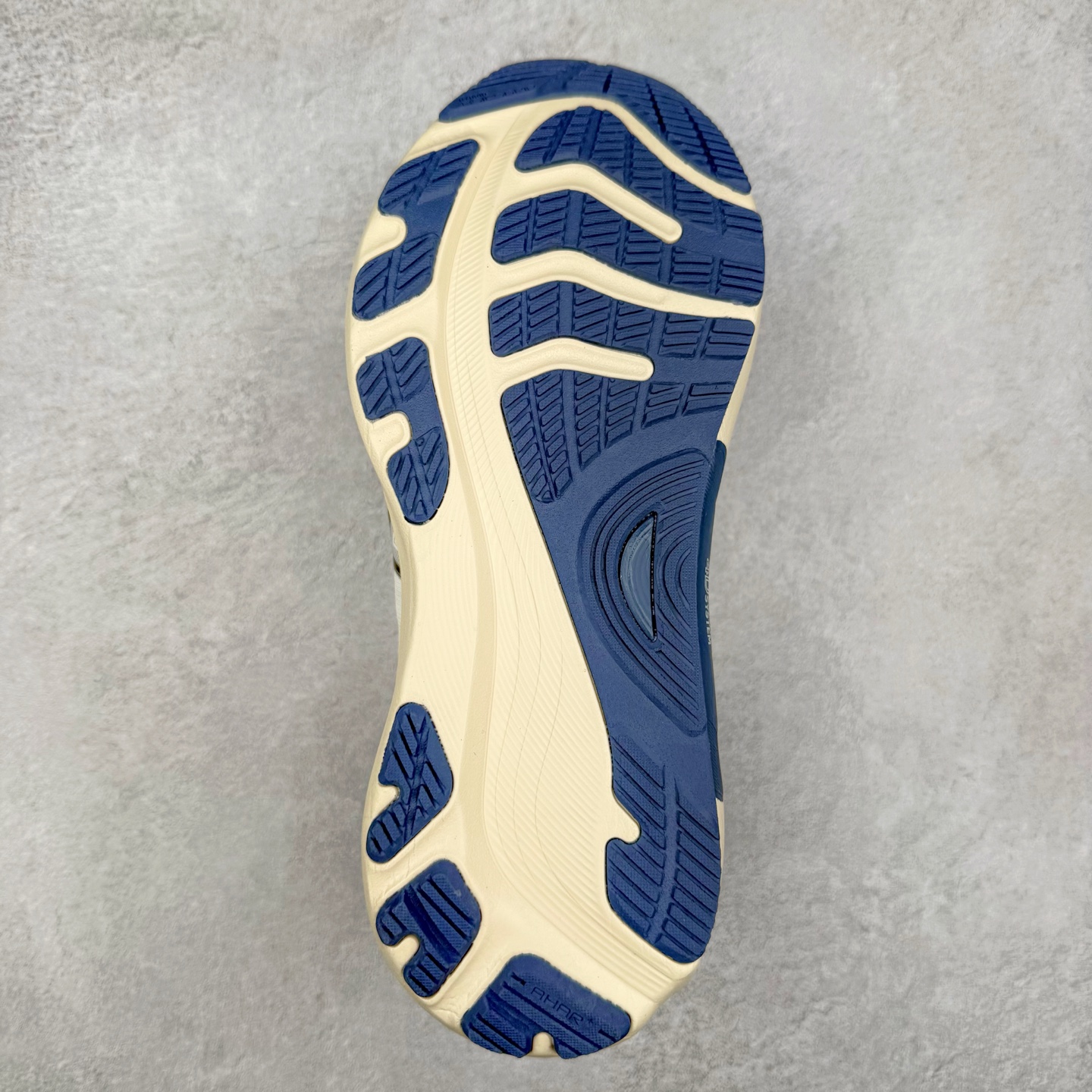 图片[9]-Asics Gel-Kayano 32 亚瑟士卡亚诺32代低帮专业有氧超轻量休闲运动全能慢跑鞋全球知名运动品牌ASICS正式推出新款GEL-KAYANO 32跑鞋，旨在通过全新稳定结构以提升产品可适性，满足跑者的足部稳定需求，让每一位跑者从起跑到结束都能够感受到焕然一新的稳定性与舒适性，从而帮助更多人找到身心平衡，获得自在舒适的健康生活方式。秉持着ASICS亚瑟士的设计哲学，全新一代GEL-KAYANO 32应运而生。为进一步升级产品的稳定性，GEL-KAYANO 采用了全新4D引导系统，通过内侧稳定装置提升可适性，满足足部稳定需求，帮助足弓迅速返回到平衡位置。作为基于生物力学研究打造的全新稳定结构，4D引导系统不仅提升了跑鞋对双脚的支撑性，它还将人体不同的运动状态纳入设计考量，帮助跑者在多种跑动强度下获得充足的稳定性和理想的舒适度。尺码：36 37 37.5 38 39.5 40 40.5 41.5 42 42.5 43.5 44 44.5 45-选品中心