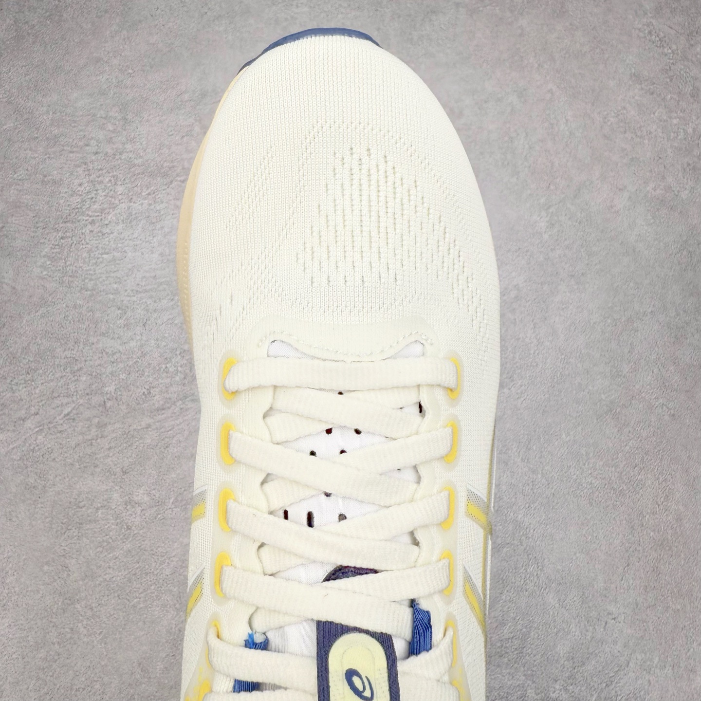 图片[4]-Asics Gel-Kayano 32 亚瑟士卡亚诺32代低帮专业有氧超轻量休闲运动全能慢跑鞋全球知名运动品牌ASICS正式推出新款GEL-KAYANO 32跑鞋，旨在通过全新稳定结构以提升产品可适性，满足跑者的足部稳定需求，让每一位跑者从起跑到结束都能够感受到焕然一新的稳定性与舒适性，从而帮助更多人找到身心平衡，获得自在舒适的健康生活方式。秉持着ASICS亚瑟士的设计哲学，全新一代GEL-KAYANO 32应运而生。为进一步升级产品的稳定性，GEL-KAYANO 采用了全新4D引导系统，通过内侧稳定装置提升可适性，满足足部稳定需求，帮助足弓迅速返回到平衡位置。作为基于生物力学研究打造的全新稳定结构，4D引导系统不仅提升了跑鞋对双脚的支撑性，它还将人体不同的运动状态纳入设计考量，帮助跑者在多种跑动强度下获得充足的稳定性和理想的舒适度。尺码：36 37 37.5 38 39.5 40 40.5 41.5 42 42.5 43.5 44 44.5 45-选品中心