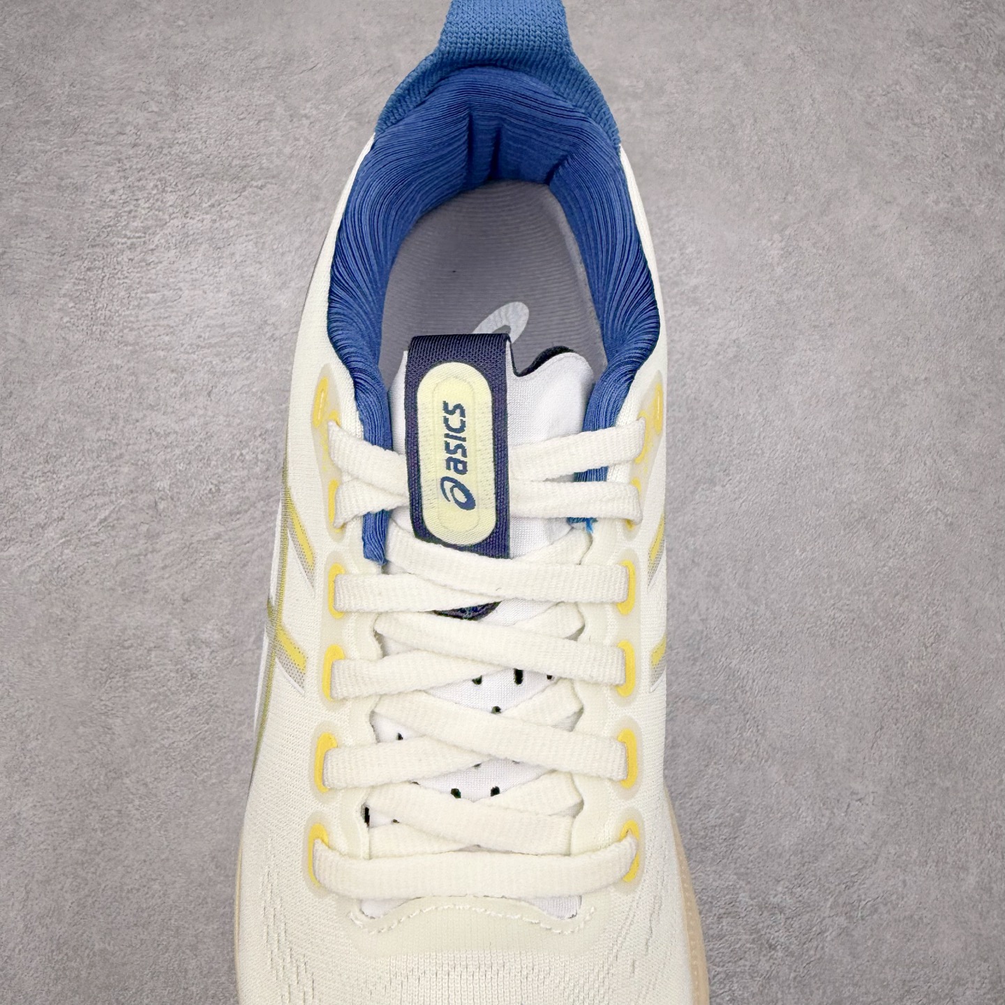 图片[5]-Asics Gel-Kayano 32 亚瑟士卡亚诺32代低帮专业有氧超轻量休闲运动全能慢跑鞋全球知名运动品牌ASICS正式推出新款GEL-KAYANO 32跑鞋，旨在通过全新稳定结构以提升产品可适性，满足跑者的足部稳定需求，让每一位跑者从起跑到结束都能够感受到焕然一新的稳定性与舒适性，从而帮助更多人找到身心平衡，获得自在舒适的健康生活方式。秉持着ASICS亚瑟士的设计哲学，全新一代GEL-KAYANO 32应运而生。为进一步升级产品的稳定性，GEL-KAYANO 采用了全新4D引导系统，通过内侧稳定装置提升可适性，满足足部稳定需求，帮助足弓迅速返回到平衡位置。作为基于生物力学研究打造的全新稳定结构，4D引导系统不仅提升了跑鞋对双脚的支撑性，它还将人体不同的运动状态纳入设计考量，帮助跑者在多种跑动强度下获得充足的稳定性和理想的舒适度。尺码：36 37 37.5 38 39.5 40 40.5 41.5 42 42.5 43.5 44 44.5 45-选品中心