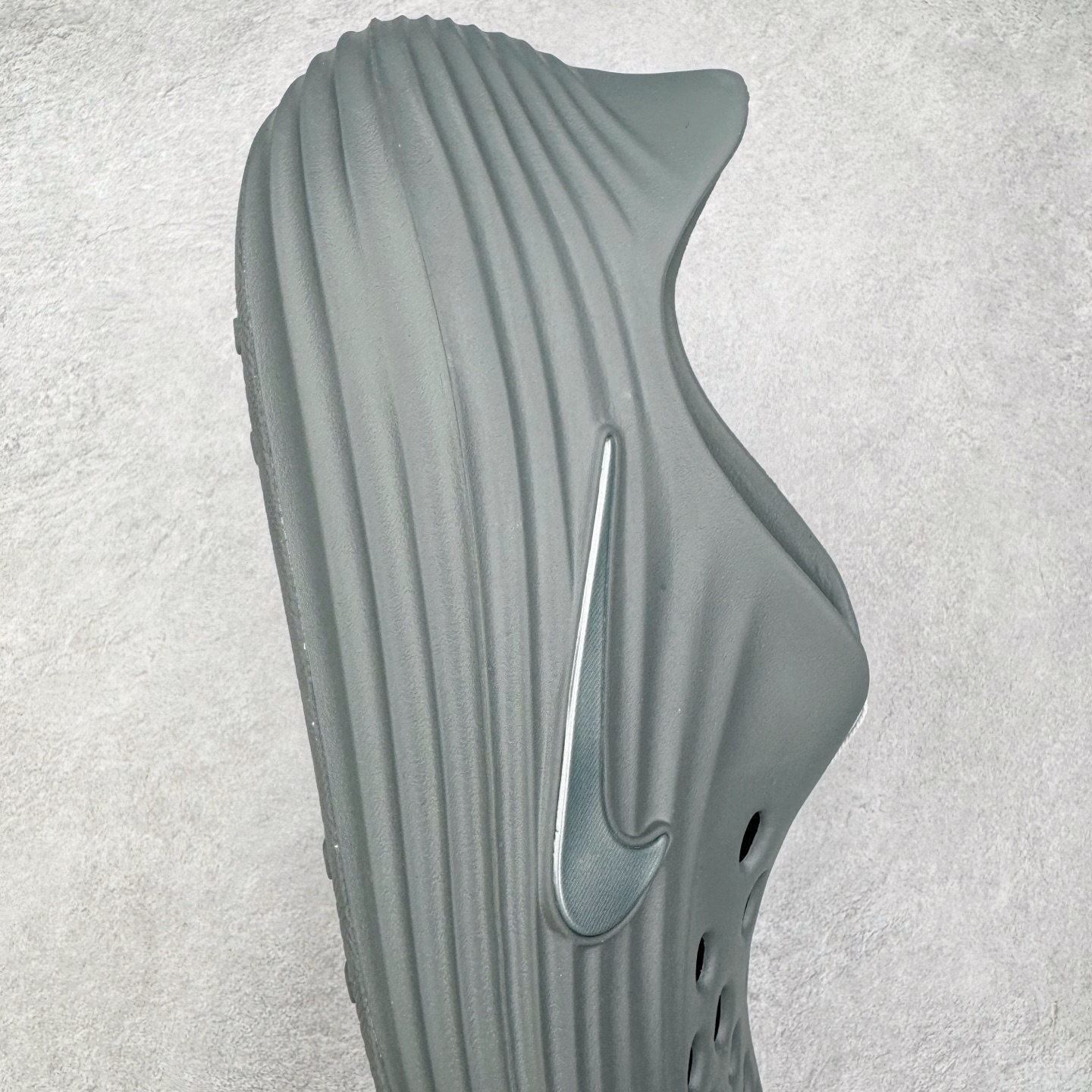 图片[6]-＃Lw纯原 NK ReactX Rejuven8 简约舒适百搭洞洞鞋 FV5060-002 重金购入原鞋及原档案磨具生产指令开发 唯一正确组合大底 组合侧面Logo 鞋头不过分上翘 后跟Logo 凹凸明显 轮廓分明 LOGO内侧钢印清晰工整 原厂磨具全鞋无多余毛边 同源公司EVA粒子环保塑料 原厂指令配方 无任何异味 弹性卡色均保持原鞋一致 匠心打造 鞋口弧度大小 鞋面色泽质感同步原鞋 LOGO内侧钢印清晰工整 从名字就能看出，这款鞋搭载了React X缓震科技，保证了舒适的脚感和轻盈的穿着体验。设计上，这双鞋采用了近几年非常流行的洞洞鞋风格，但特别之处在于加入了波浪纹路细节，让整个鞋型看起来更有立体感，视觉上也增添了几分现代感。尺码：36 36.5 37.5 38 38.5 39 40 40.5 41 42 42.5 43 44 44.5 45 46.5 47.5 48.5-选品中心