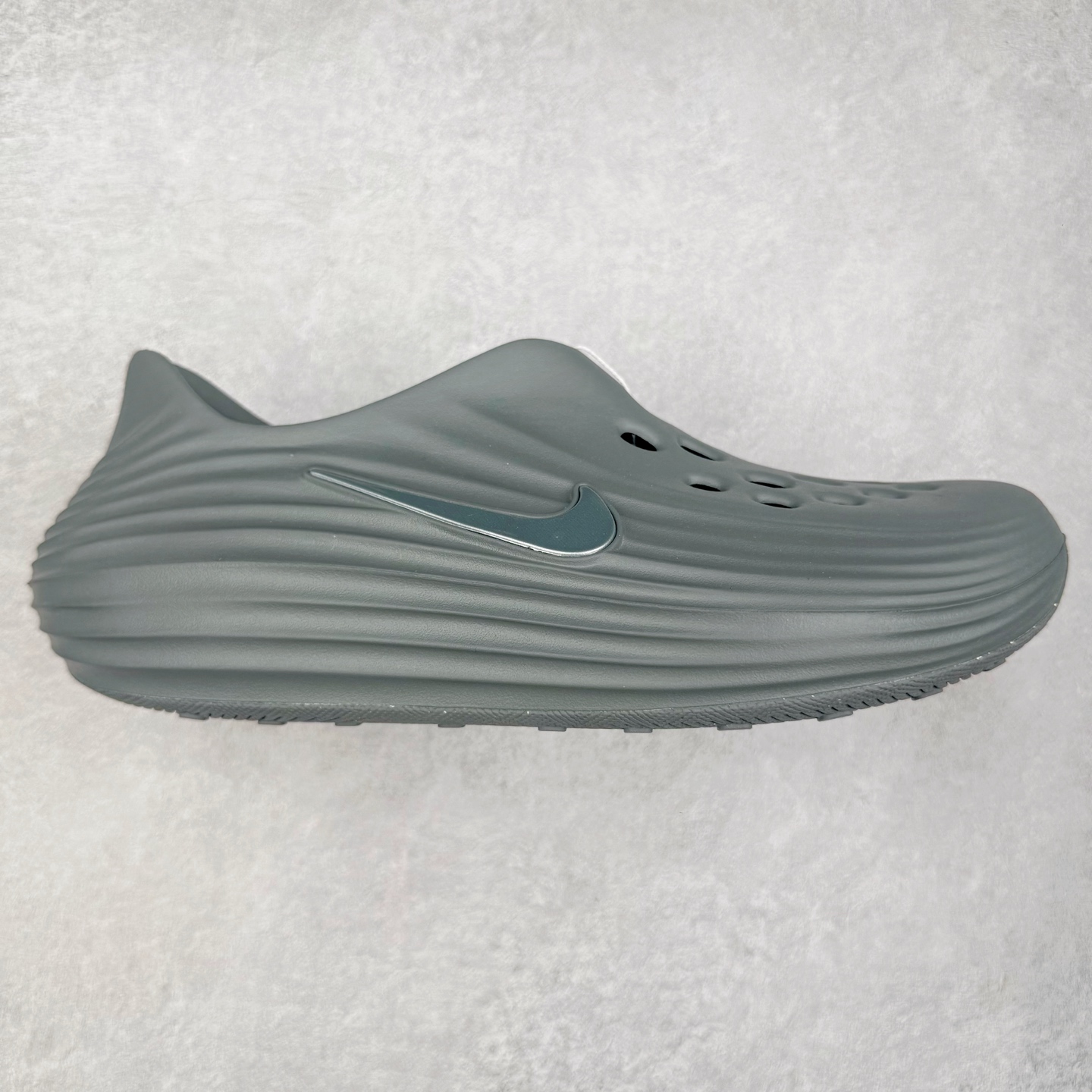 ＃Lw纯原 NK ReactX Rejuven8 简约舒适百搭洞洞鞋 FV5060-002 重金购入原鞋及原档案磨具生产指令开发 唯一正确组合大底 组合侧面Logo 鞋头不过分上翘 后跟Logo 凹凸明显 轮廓分明 LOGO内侧钢印清晰工整 原厂磨具全鞋无多余毛边 同源公司EVA粒子环保塑料 原厂指令配方 无任何异味 弹性卡色均保持原鞋一致 匠心打造 鞋口弧度大小 鞋面色泽质感同步原鞋 LOGO内侧钢印清晰工整 从名字就能看出，这款鞋搭载了React X缓震科技，保证了舒适的脚感和轻盈的穿着体验。设计上，这双鞋采用了近几年非常流行的洞洞鞋风格，但特别之处在于加入了波浪纹路细节，让整个鞋型看起来更有立体感，视觉上也增添了几分现代感。尺码：36 36.5 37.5 38 38.5 39 40 40.5 41 42 42.5 43 44 44.5 45 46.5 47.5 48.5-选品中心